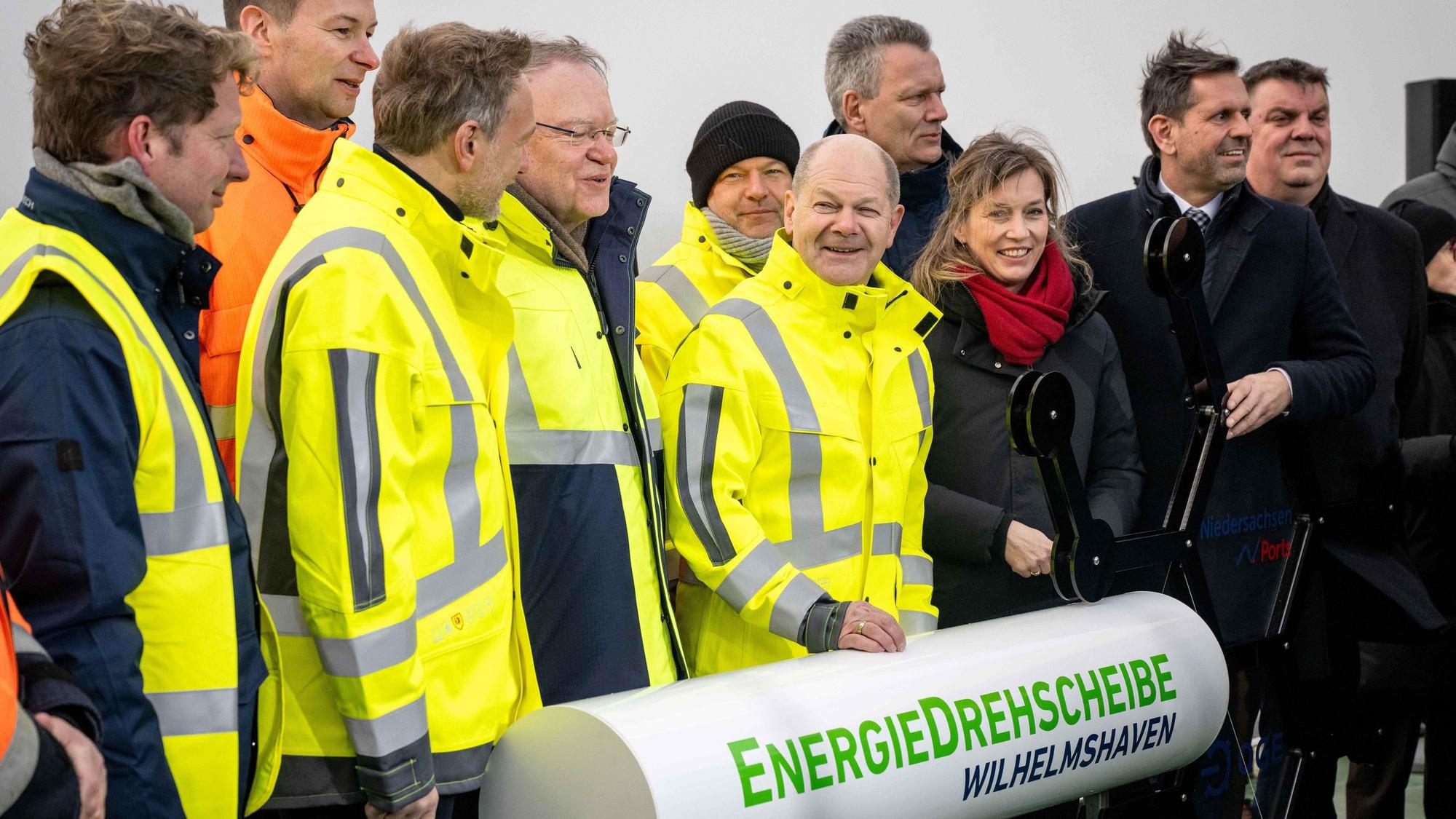 Christian Lindner (FDP, l-r), Bundesfinanzminister, Stephan Weil (SPD), Ministerpräsident von Niedersachsen, Robert Habeck (Bündnis 90/Die Grünen), Bundeskanzler Olaf Scholz (SPD) und Siemtje Möller, SPD besuchen das Spezialschiff «Höegh Esperanza» während der Eröffnung des LNG-Terminals in Wilhelmshaven.