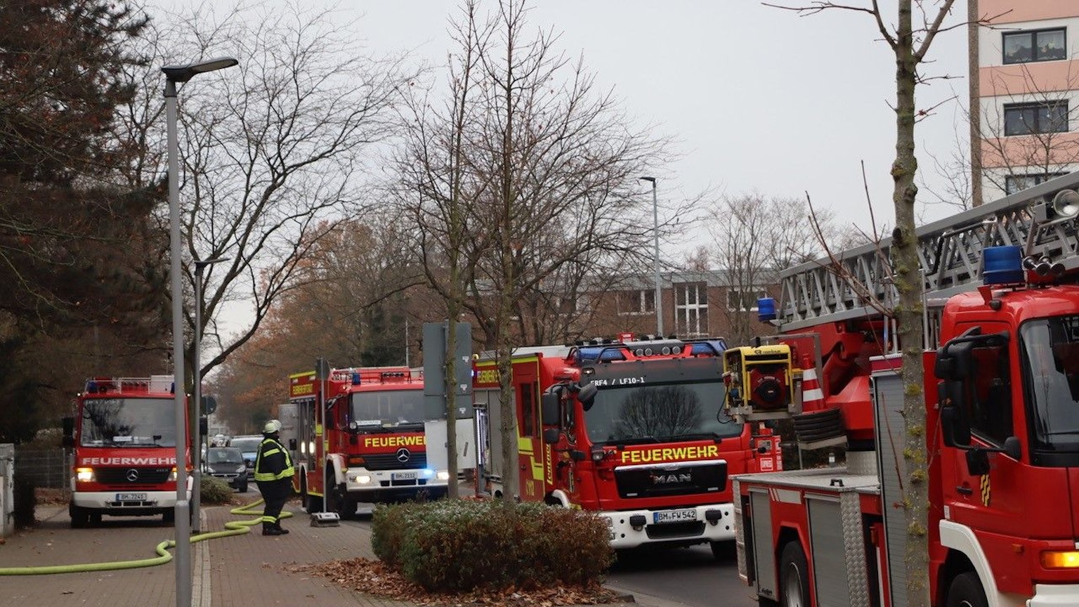 Feuerwehrwagen stehen während eines Einsatzes in Erftstadt am Straßenrand.