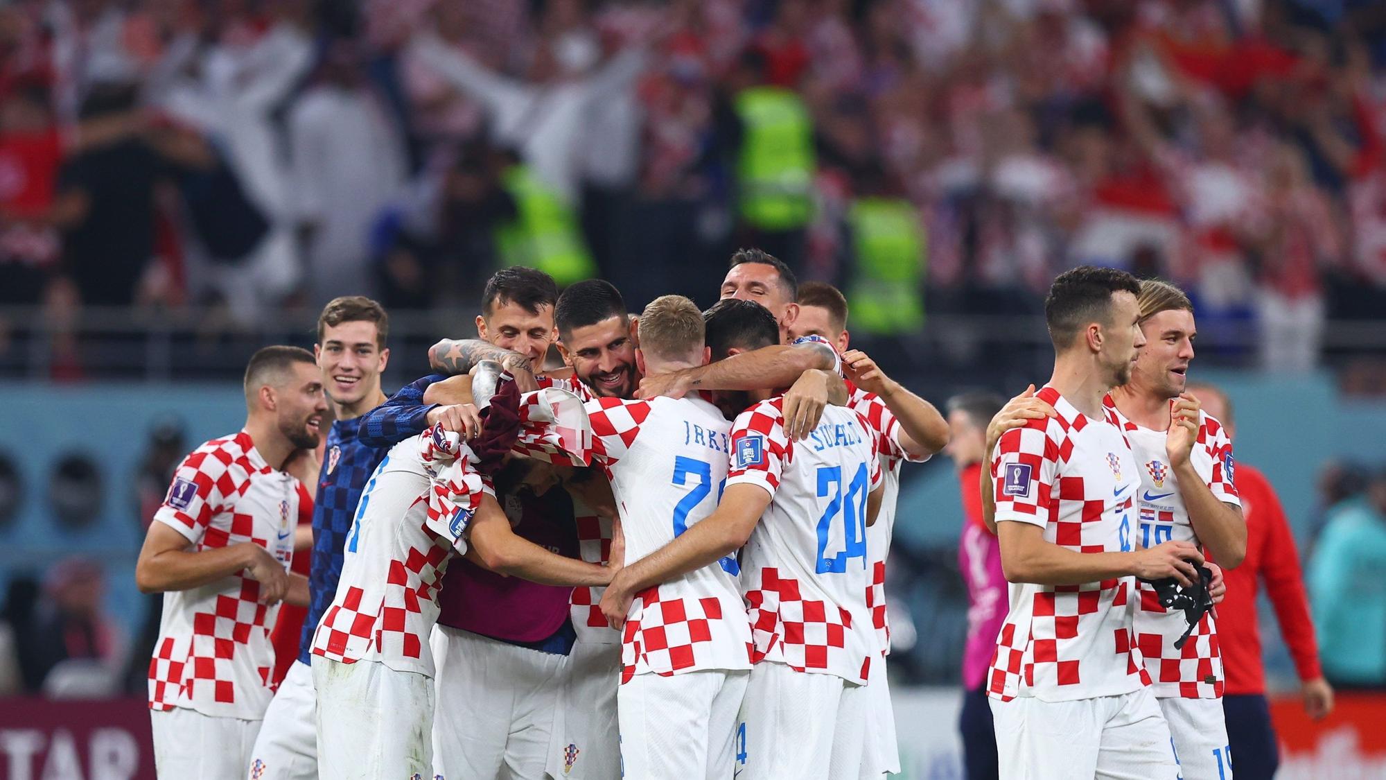 Spieler aus Kroatien stehen nach dem Spiel zusammen.