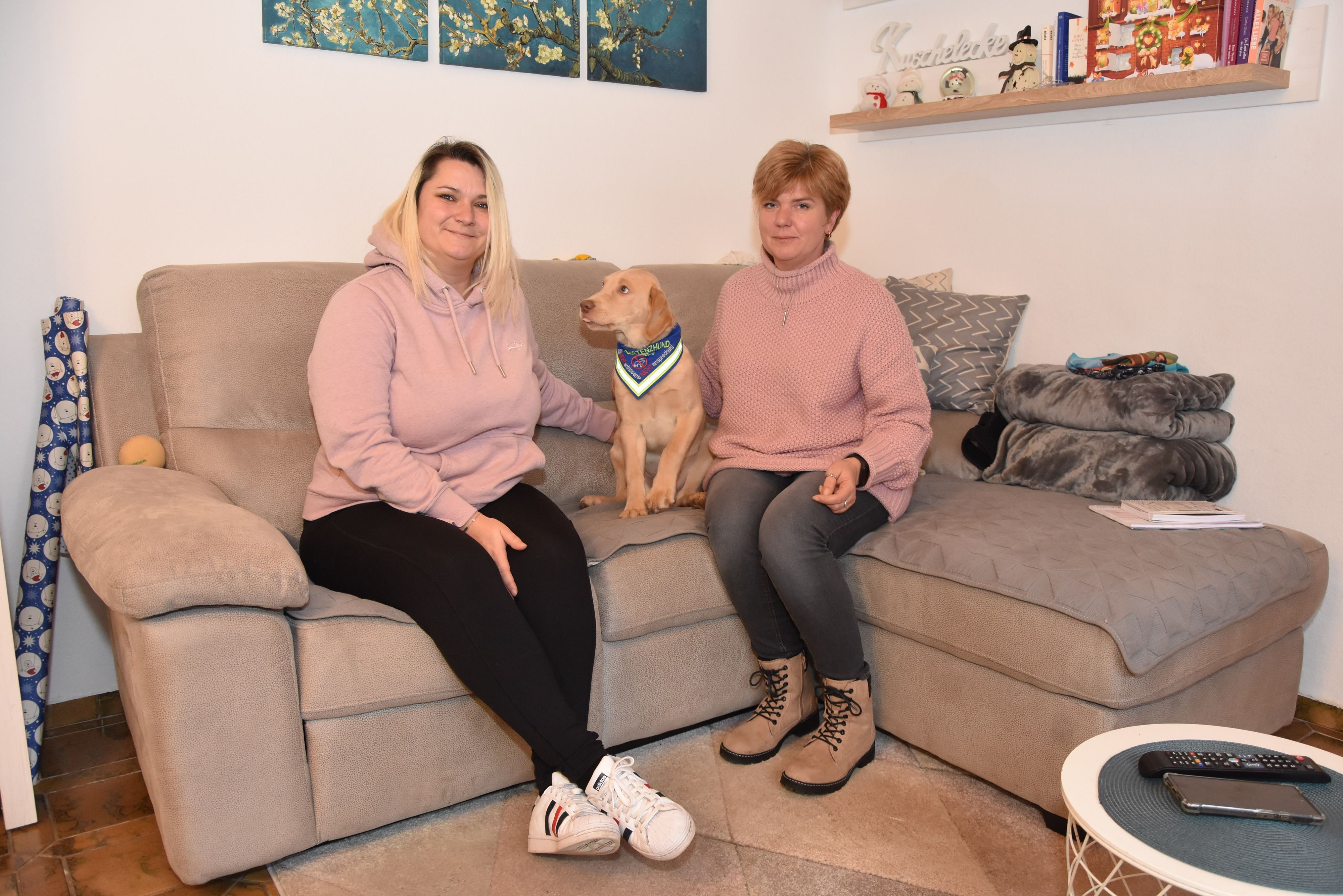 Es sind die beiden Frauen mit dem Hund in der Mitte
