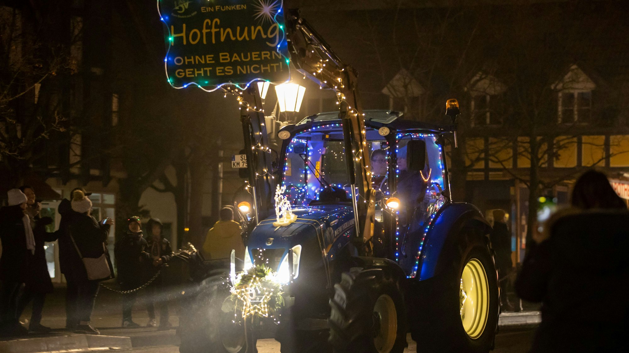 Ein Traktor mit Lichterkette und beleuchteten Weihnachtssymbolen am Zehnthof in Heimerzheim