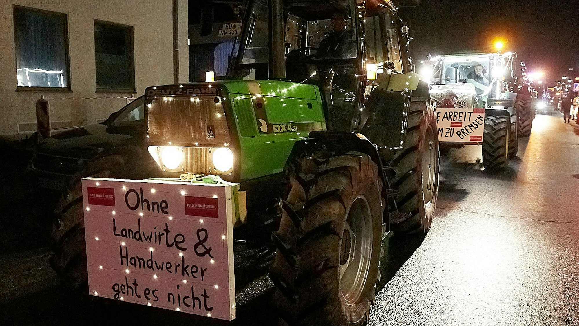 An Traktoren sind Schilder angebracht.