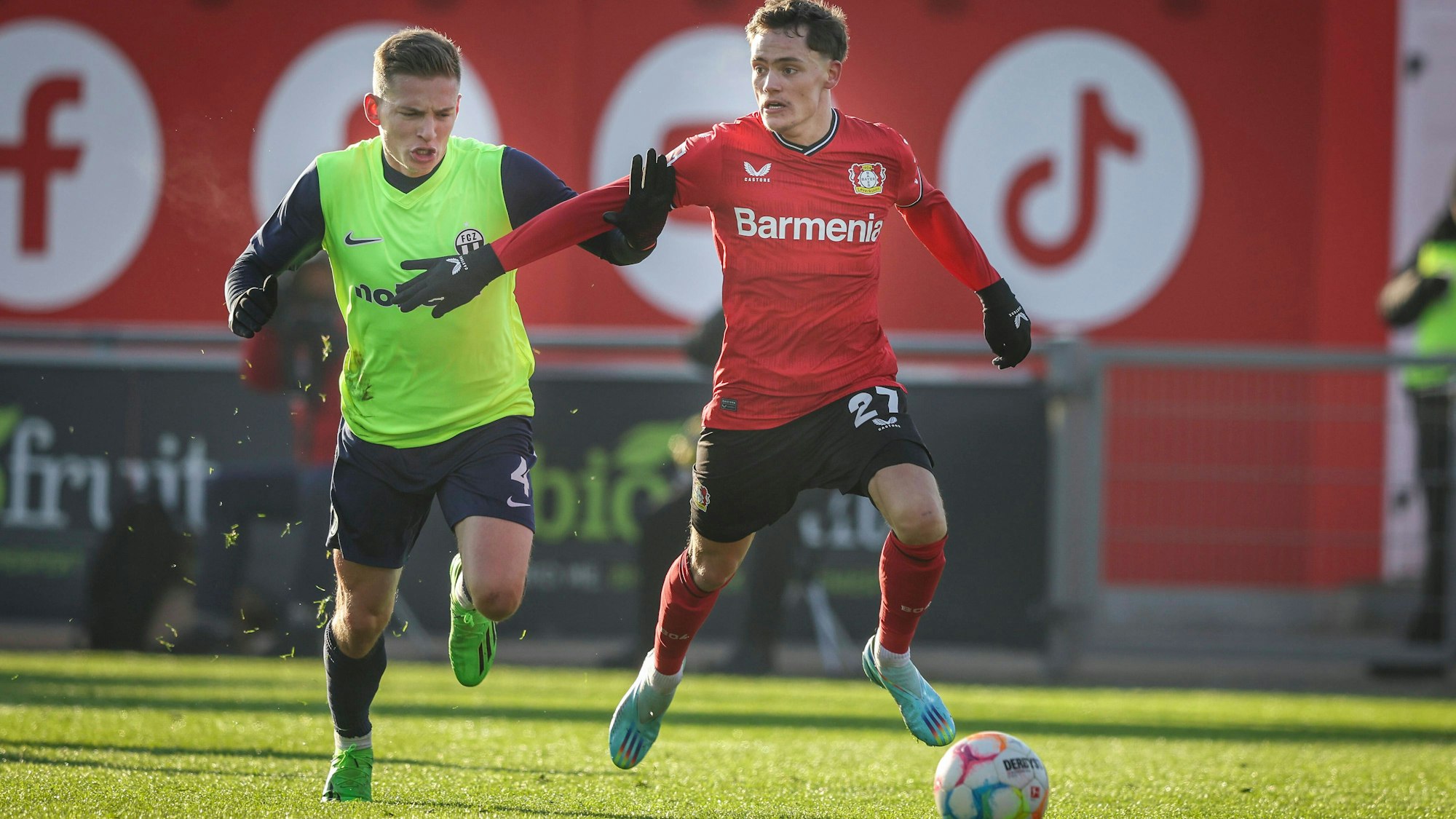 Testspiel Bayer 04 Leverkusen vs. FC Zuerich, 17.12.2022 Florian Wirtz Bayer 04 Leverkusen, 27 im Zweikampf mit Becir Omeragic FC Zuerich 4 waehrend des Testspiels Bayer 04 Leverkusen gegen den FC Zuerich am 17.12.2022 im Ulrich-Haberland-Stadion in Leverkusen Nordrhein-Westfalen.