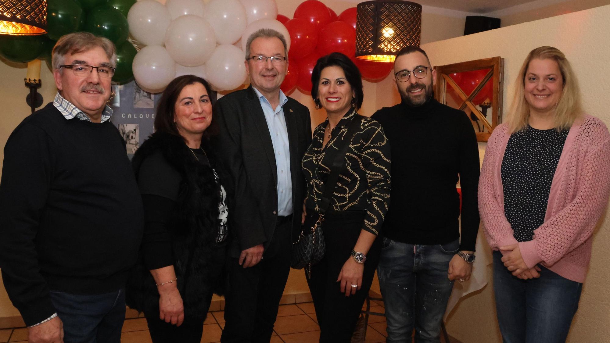 Betriebsübergabe: Enzo und Angela Chimenti (links) haben die die Pizzeria an Roberta Leo und Antonio Veneri (2.u.3.von rechts) übergeben. Mit dabei: Reichshofs Bürgermeister Rüdiger Gennies (3.v.l inks) und Katja Wonneberger-Kühr (rechts).