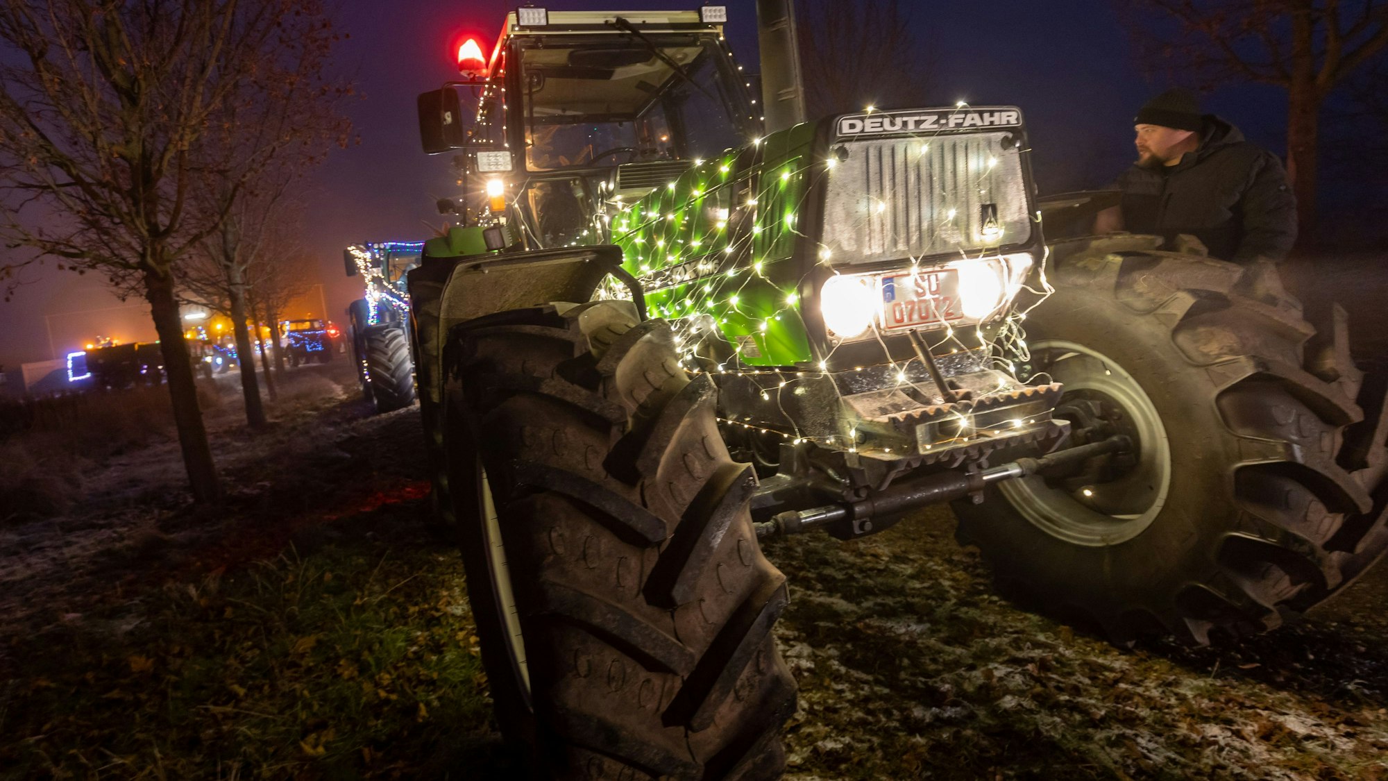 Am Friedhof in Ludendorf nahmen die Traktoren Aufstellung.