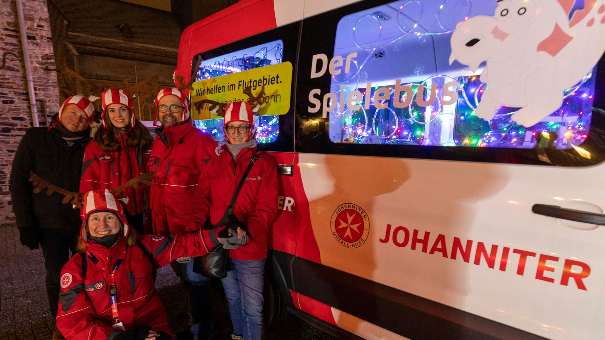 Ein Team der Johanniter nimmt mit dem Spielebus an der Lichterfahrt teil.