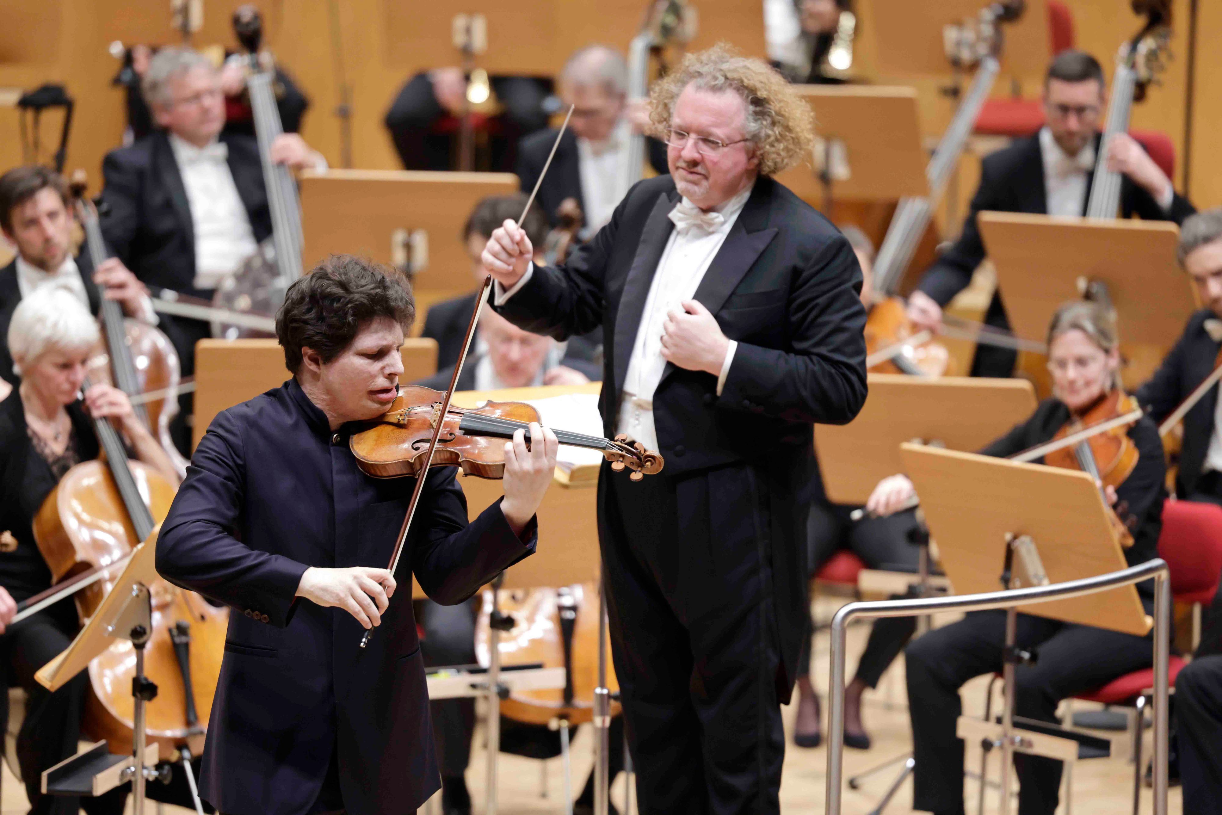 Augustin Hadelich in Begleitung des WDR Sinfonieorchesters Köln unter der Leitung des französischen Dirigenten Stéphane Denève.