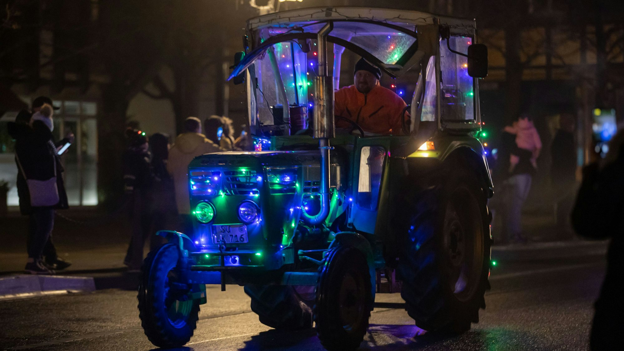 Grün und Blau leuchtet ein alter Deutz-Traktor