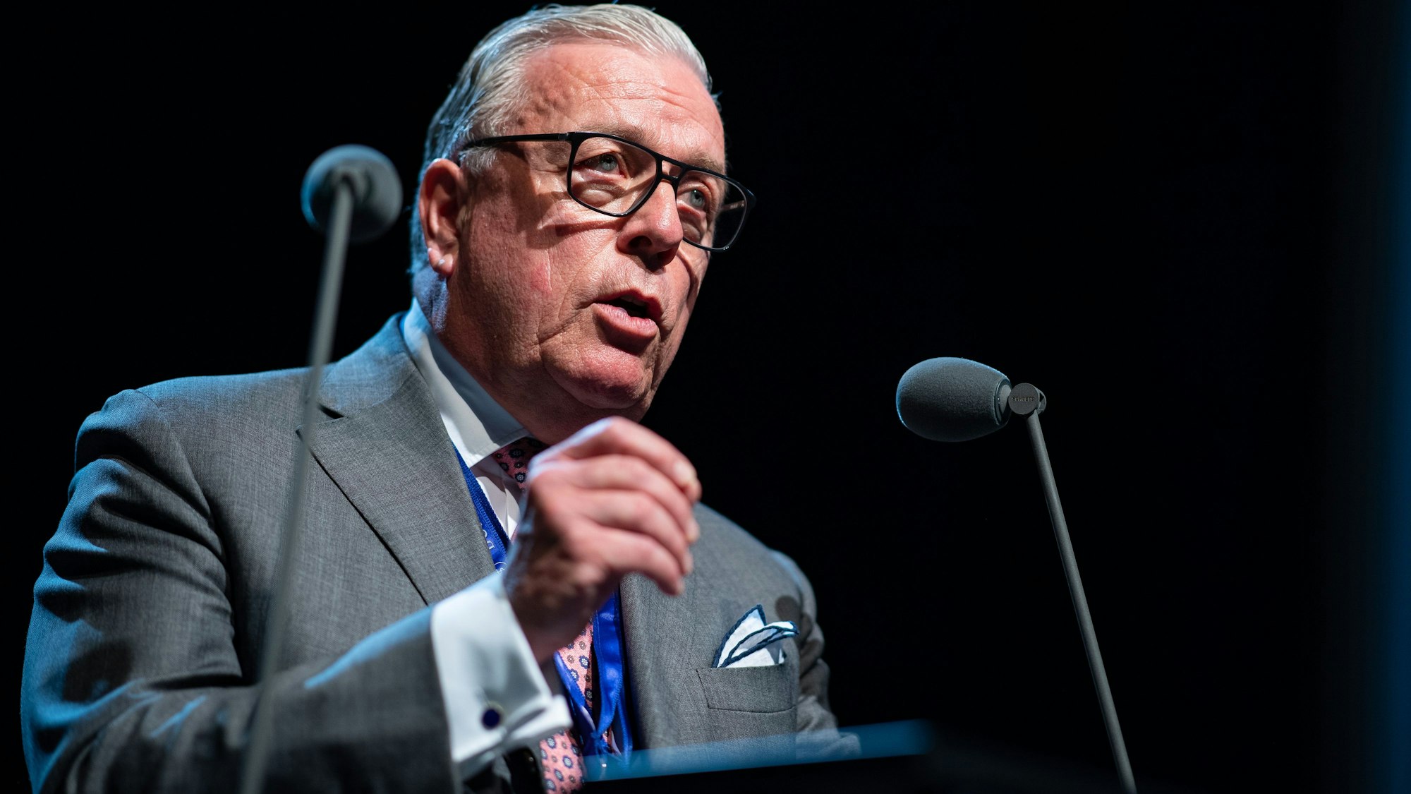 Klaus Reinhardt, Präsident der Ärztekammer, steht auf einem Podium, Mikrofone sind auf ihn gerichtet, er trägt Anzug.