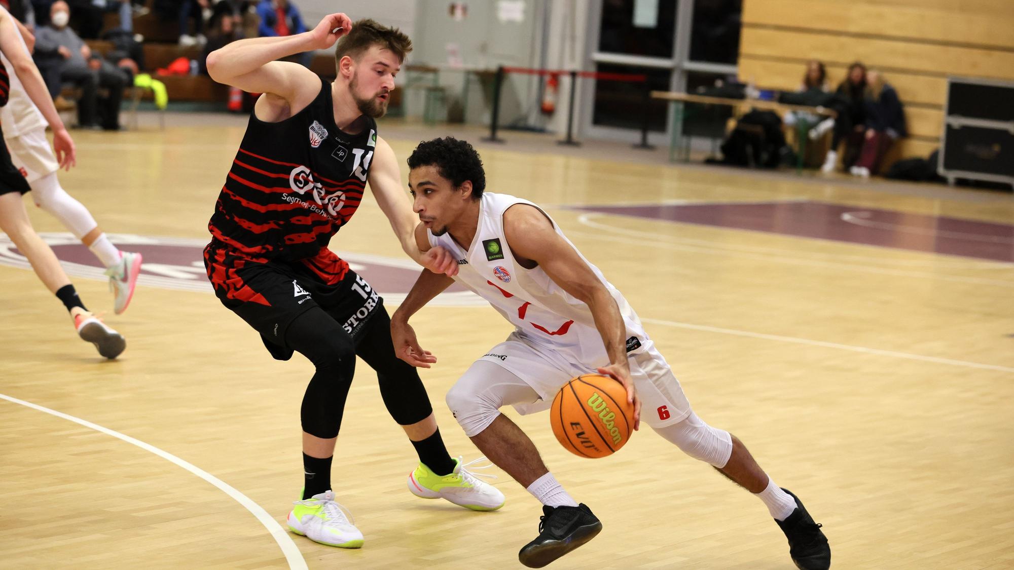 Rheinstars Köln vs. ISBB Baskets Wolmirstedt,
Basketball, BARMER 2. Basketball Bundesliga ProB, rechts: Ali Sow (Rheinstars), 17.12.2022, Herbert Bucco