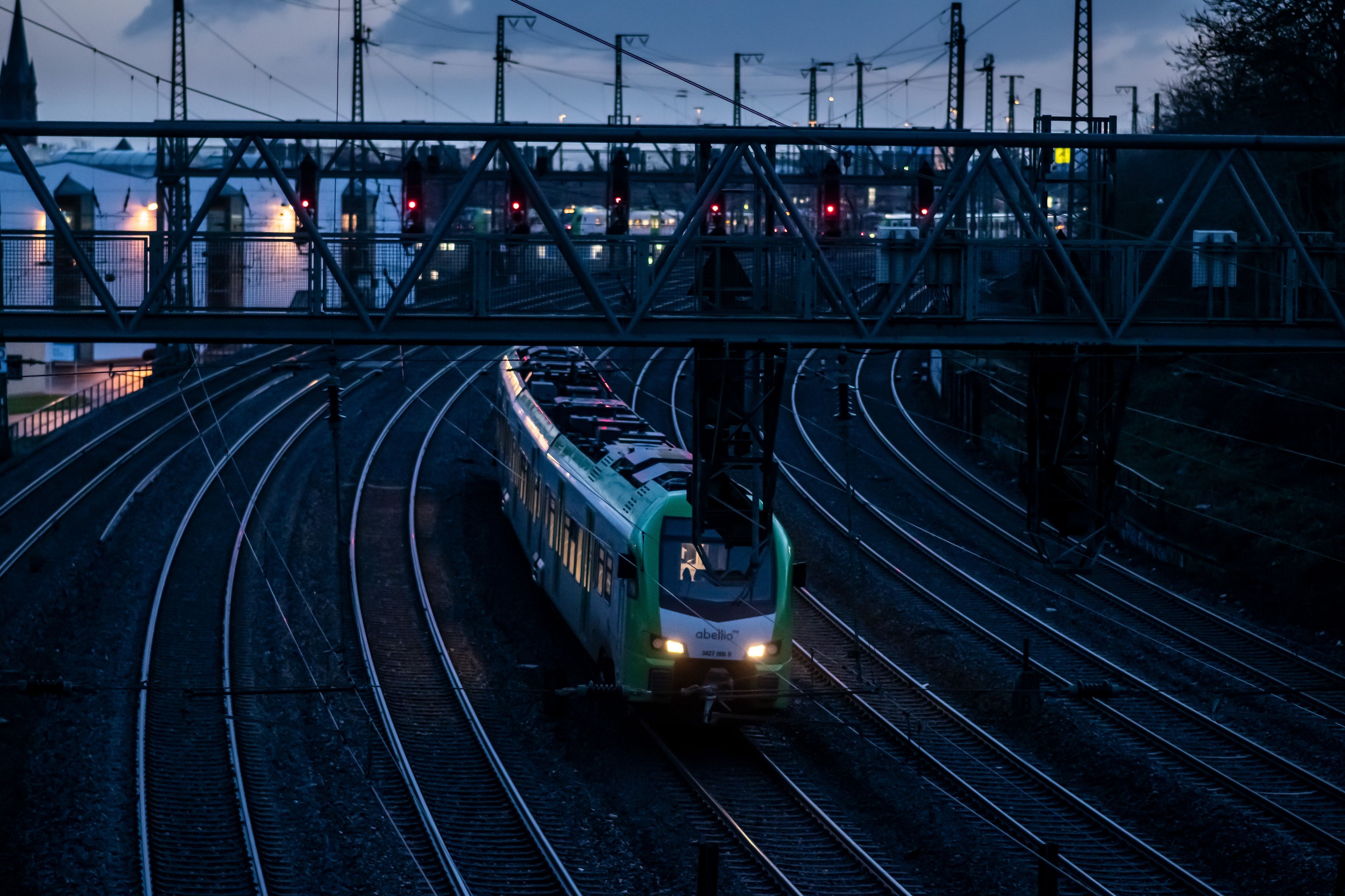 Ein Nahverkehrszug des Betreibers Abellio wartet an einem Signal in der Nähe des Dortmunder Hauptbahnhofs.