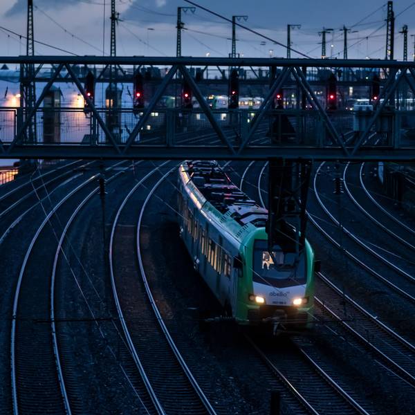 Ein Nahverkehrszug des Betreibers Abellio wartet an einem Signal in der Nähe des Dortmunder Hauptbahnhofs.