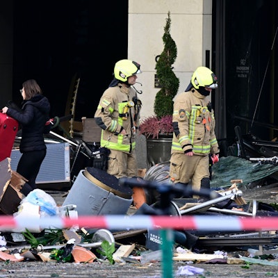 Berliner Feuerwehrleute stehen in dem Schutthaufen am Freitag, der auf die Straße gespült wurde, nachdem das Aquarium in einem Berlin Hotel geplatzt ist.