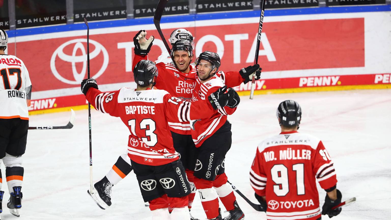 Koelner Torjubel, von links: Nicholas Baptiste Koeln, Jonathan Matsumoto Koeln, Mark Olver Koeln, Moritz Mueller Koeln Koelner Haie vs Loewen Frankfurt, Eishockey, DEL, 18.12.2022 Koelner Haie vs Loewen Frankfurt, Eishockey, DEL, 18.12.2022 Koeln ***