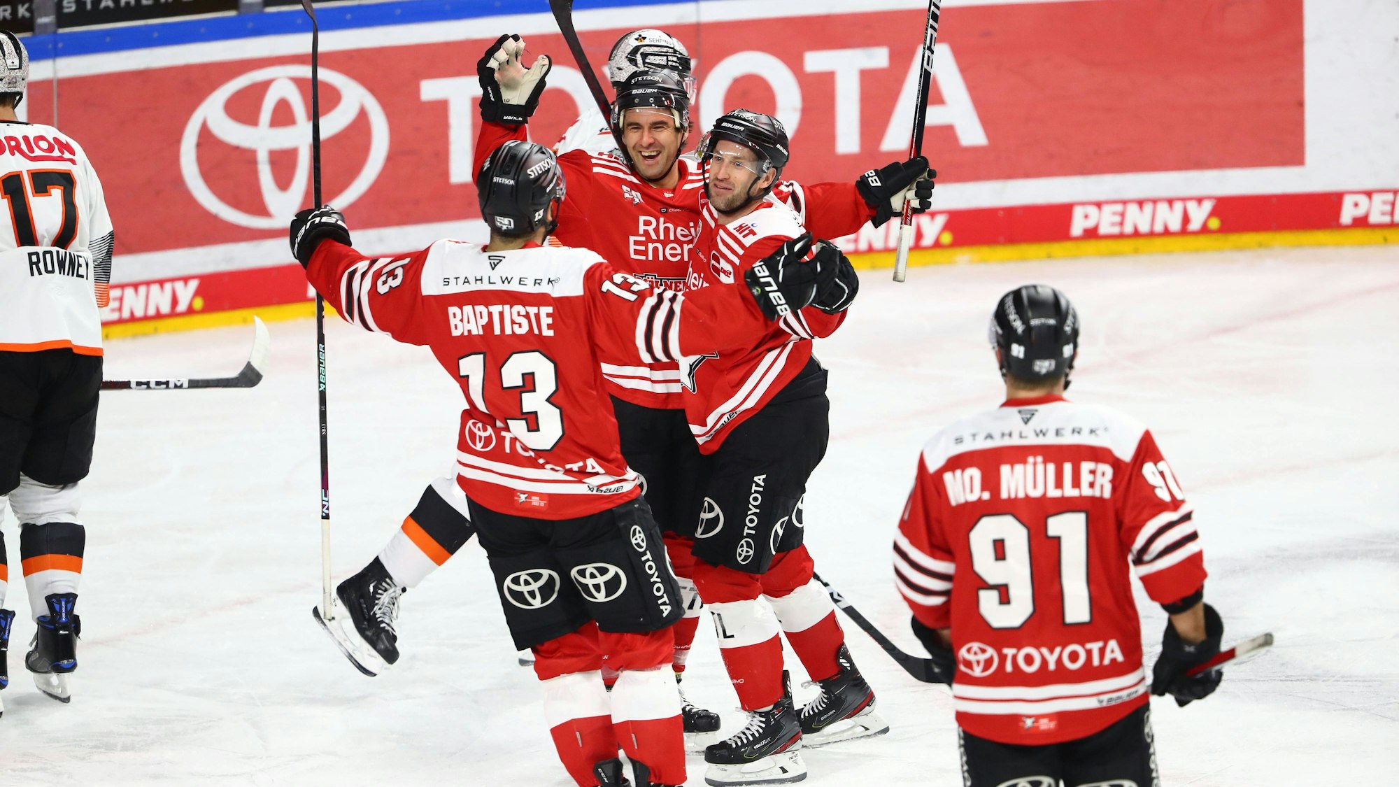 Koelner Torjubel, von links: Nicholas Baptiste Koeln, Jonathan Matsumoto Koeln, Mark Olver Koeln, Moritz Mueller Koeln Koelner Haie vs Loewen Frankfurt, Eishockey, DEL, 18.12.2022 Koelner Haie vs Loewen Frankfurt, Eishockey, DEL, 18.12.2022 Koeln ***