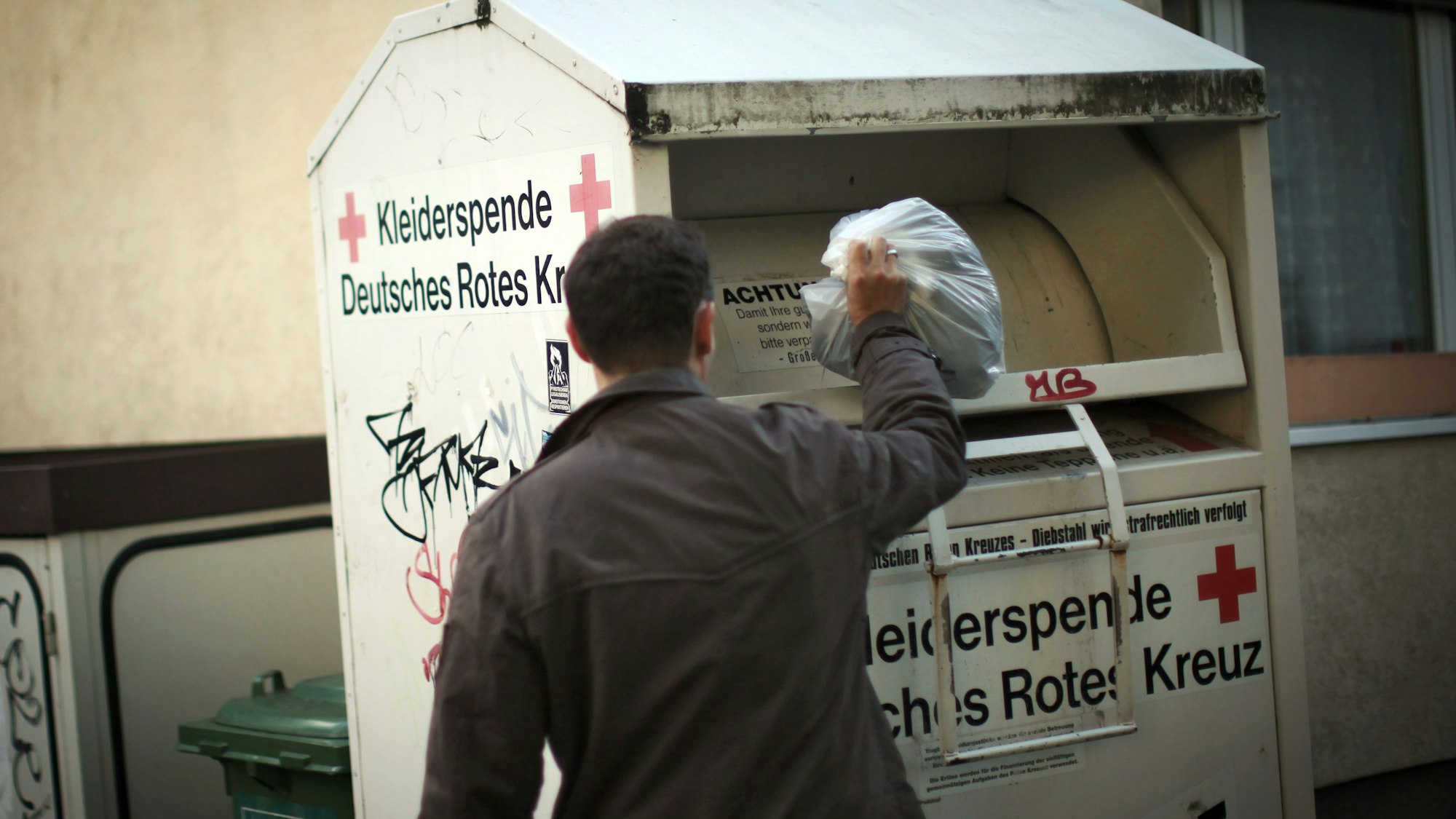 Nur noch bis Ende des Jahres stehen die Container von DRK und Awo. Künftig sammelt nur noch der Bav Altkleider per Container ein.
