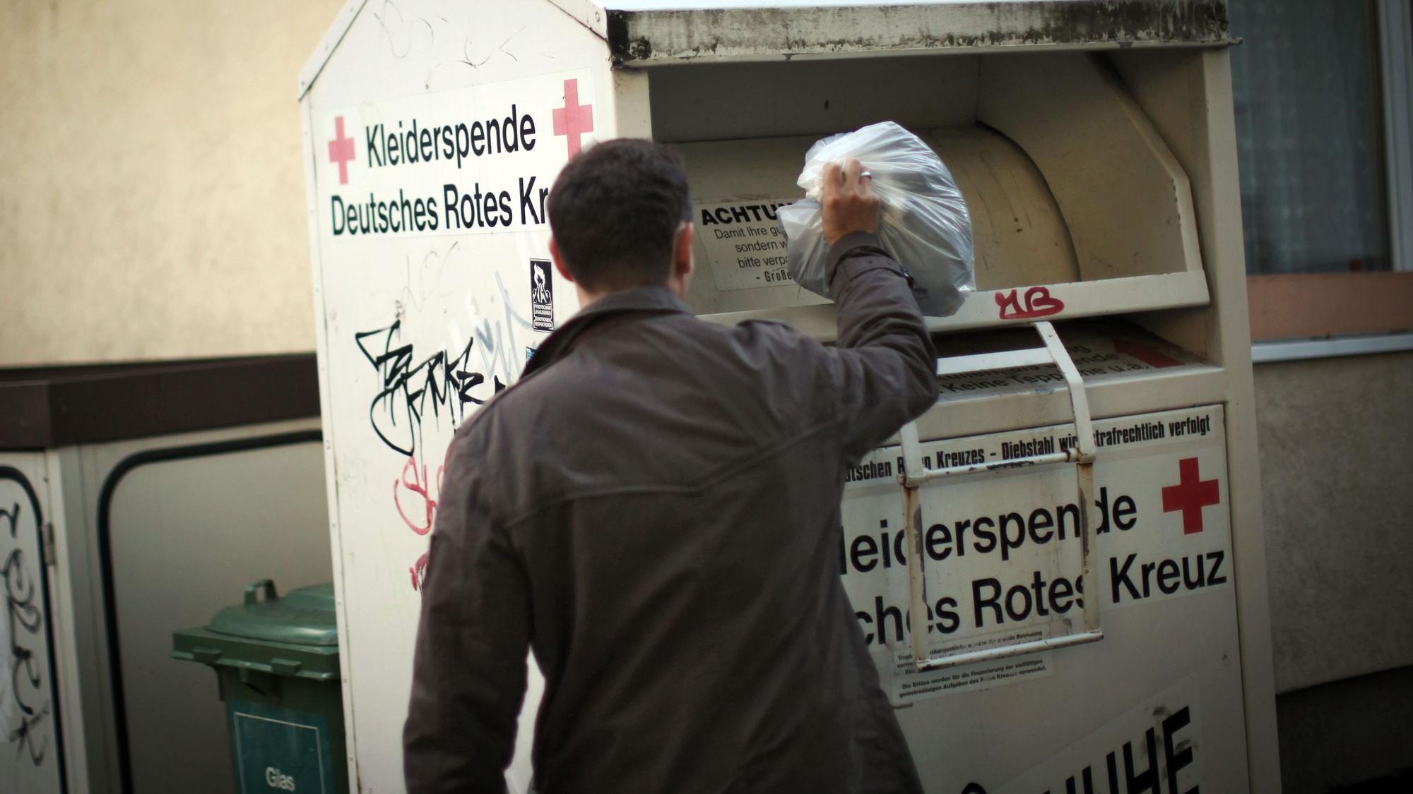 In einem Altkleider-Container hat ein 61-jähriger Angeklagter Kleidung geworfen, die er am Tattag getragen hatte. Darin sollen sich 13.000 Euro der Beute befunden haben. (Symbolfoto)