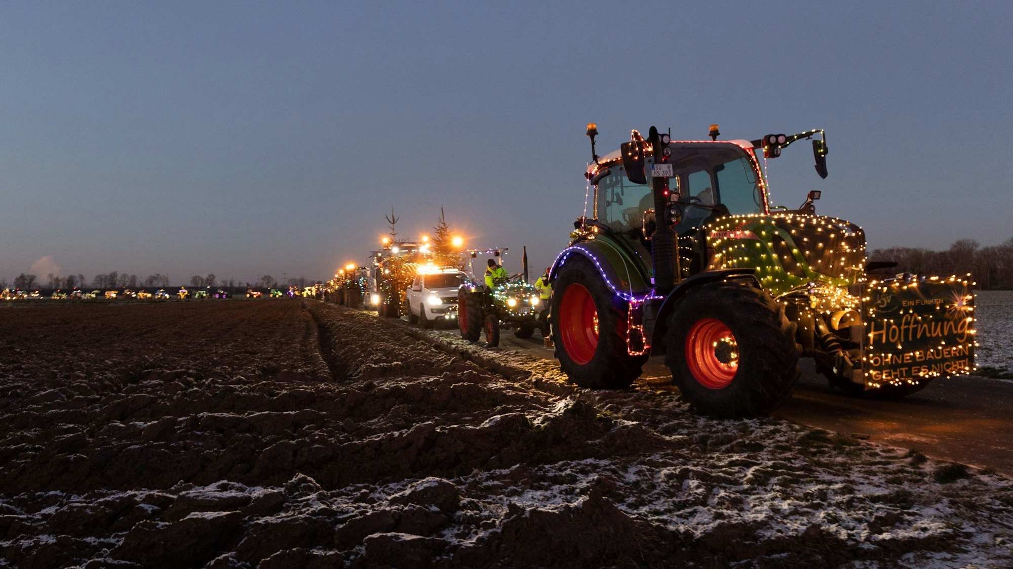 Bis zum Horizont reichte die Reihe der beleuchteten Traktoren im Vorgebirge.