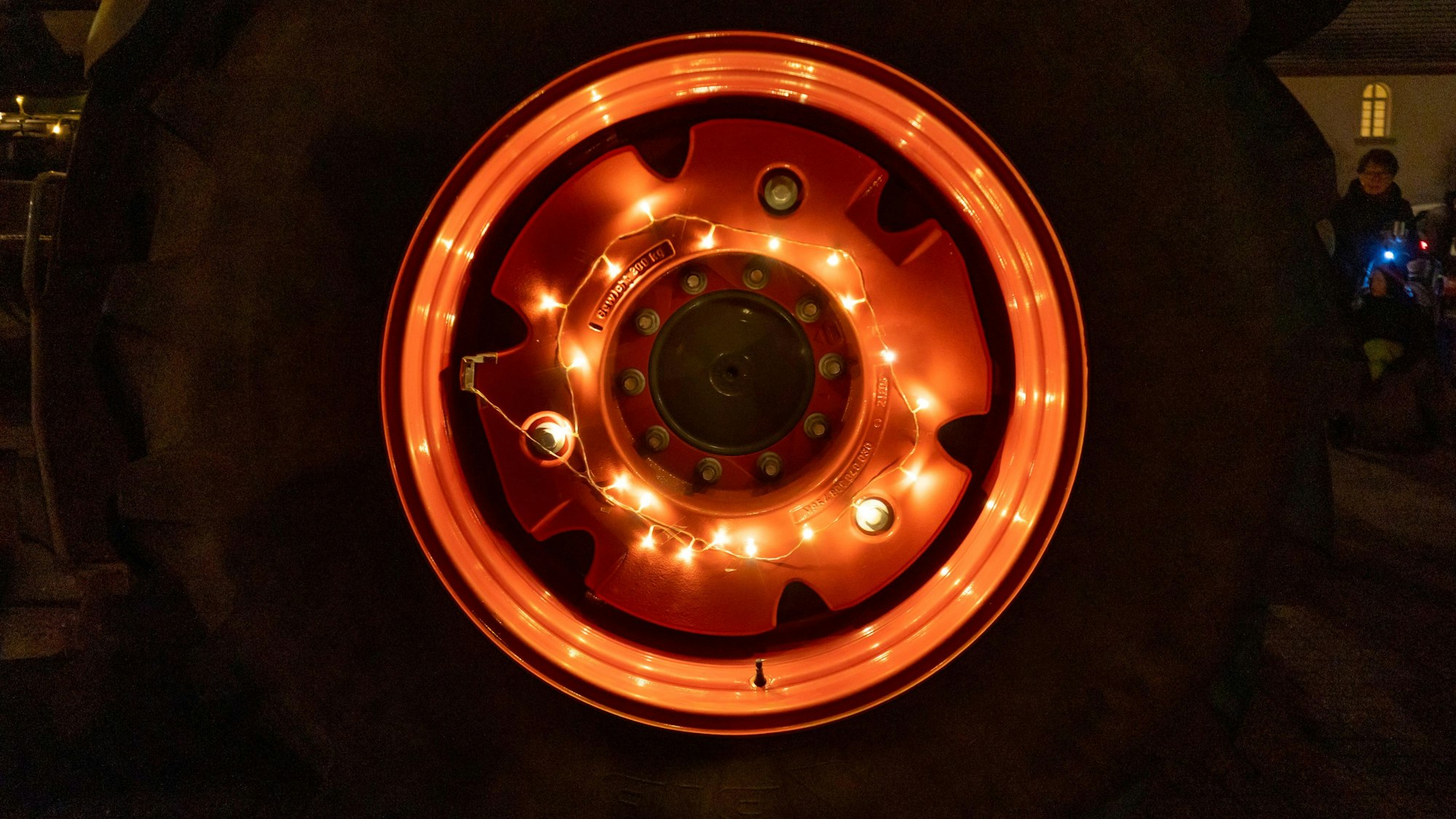 Lichter leuchten in einer Radfelge eines Traktors