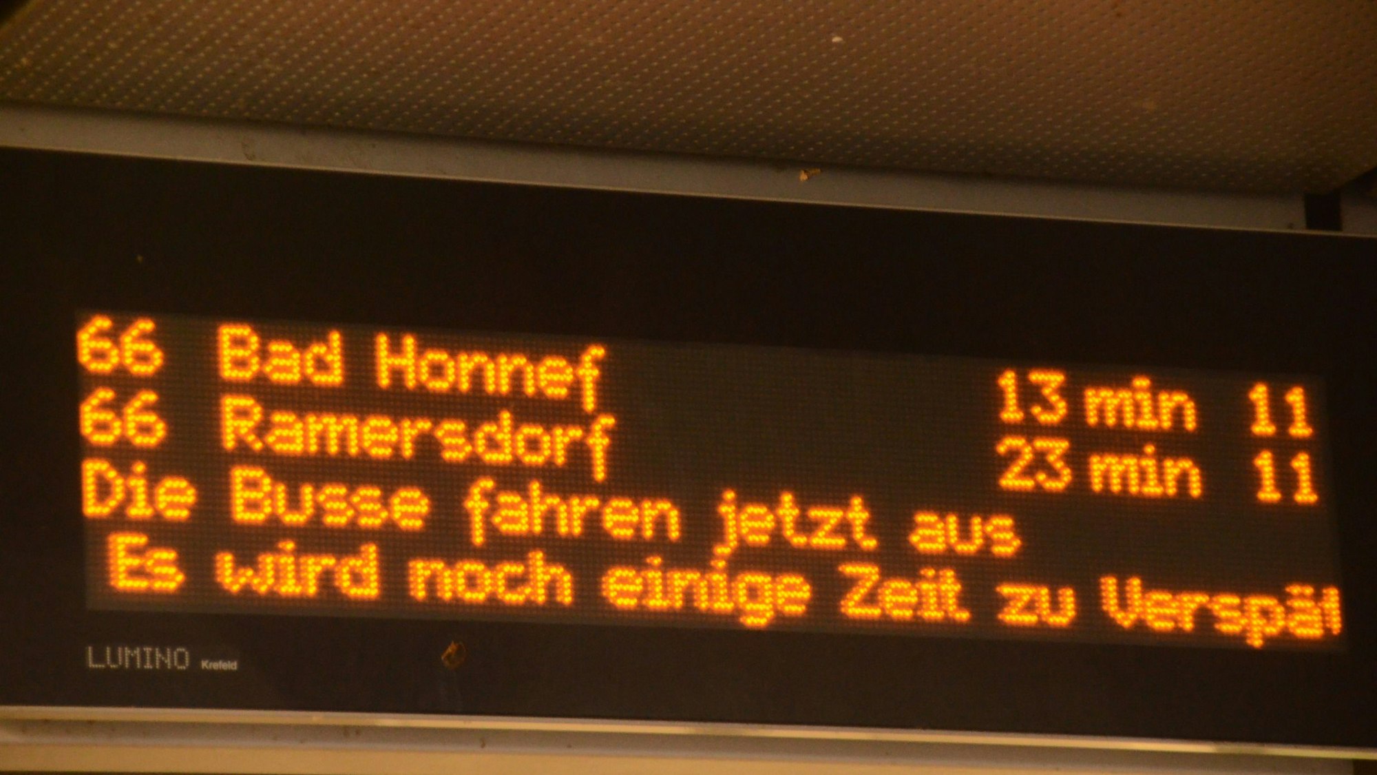 Auf einer Anzeigentafel sind Verspätungen und Ausfälle bei der Linie 66 und im Busverkehr angezeigt.