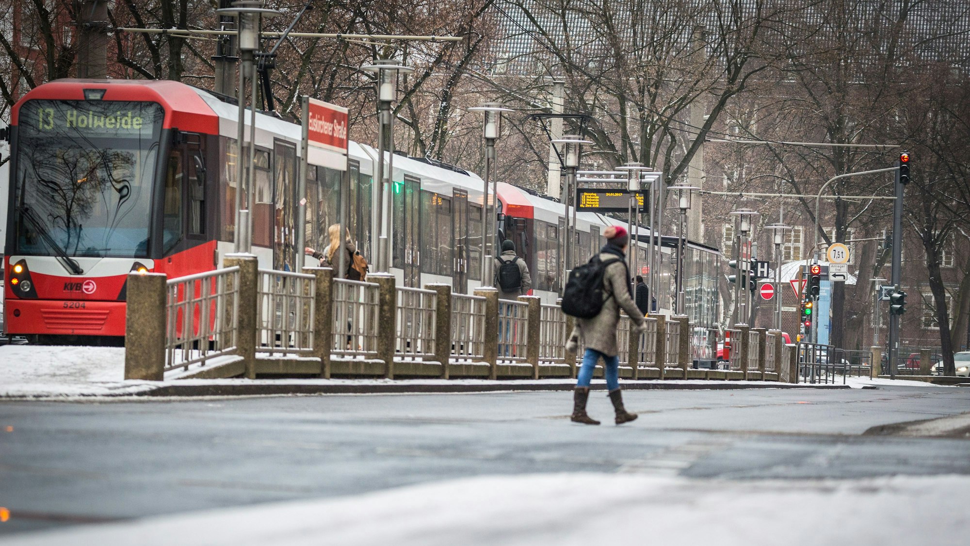 Eine Stadtbahn der Kölner Verkehrsbetriebe der Linie 13 auf dem Sülzgürtel in Köln. Das Wetter ist eisig.