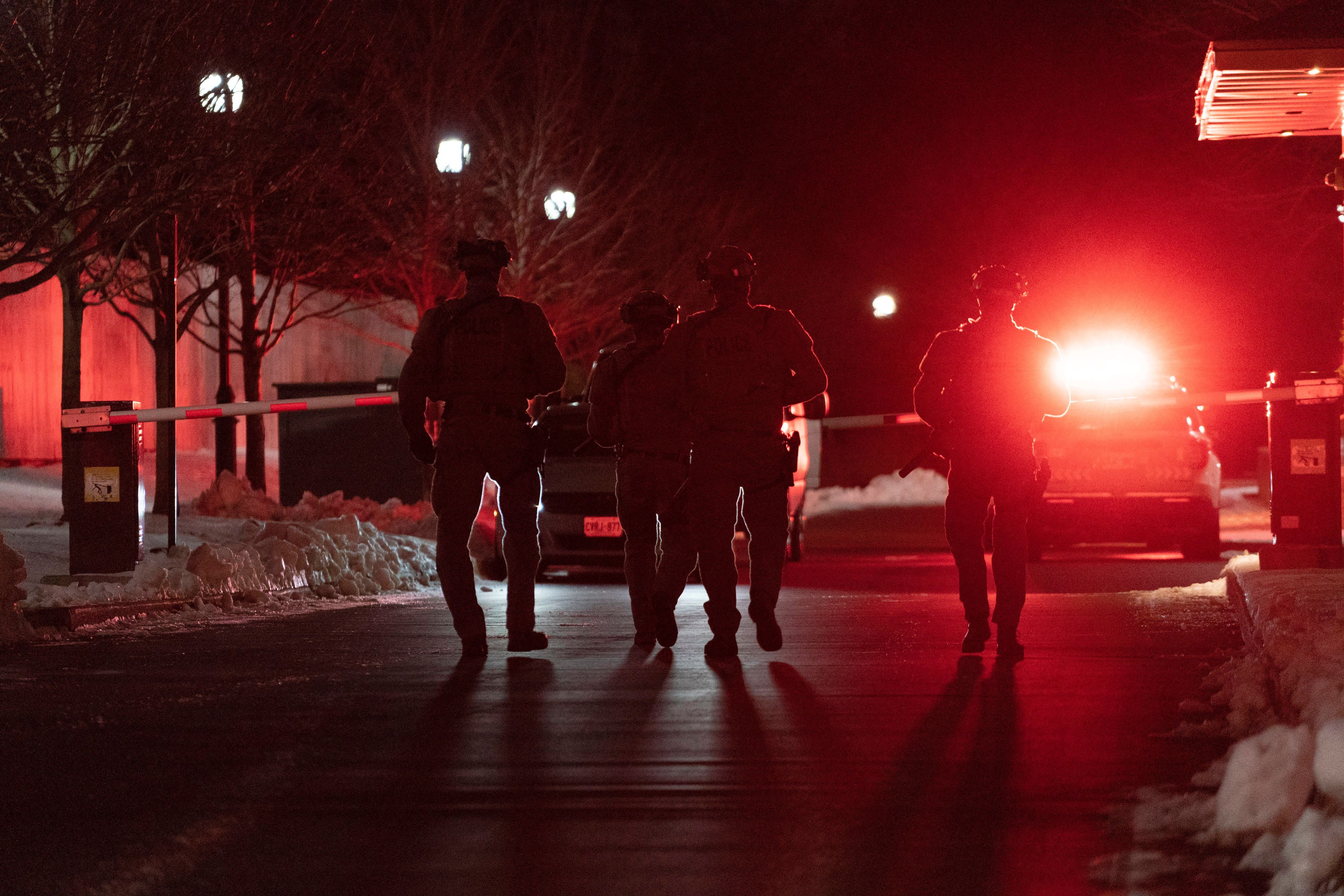 Polizisten stehen vor einer Absperrung auf der Straße in Ontario (Toronto).