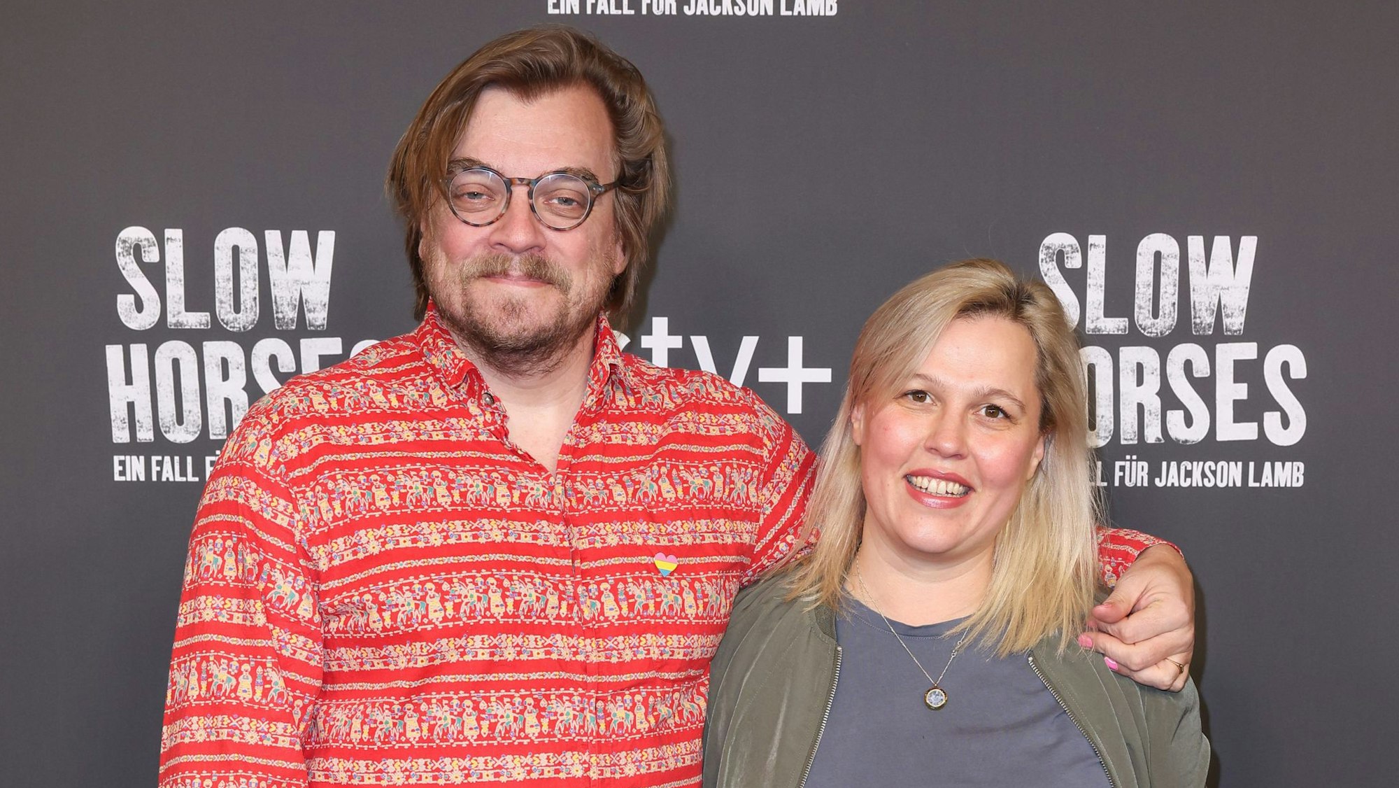 Nilz Bokelberg legt den Arm um seine Frau Maria Lorenz-Bokelberg