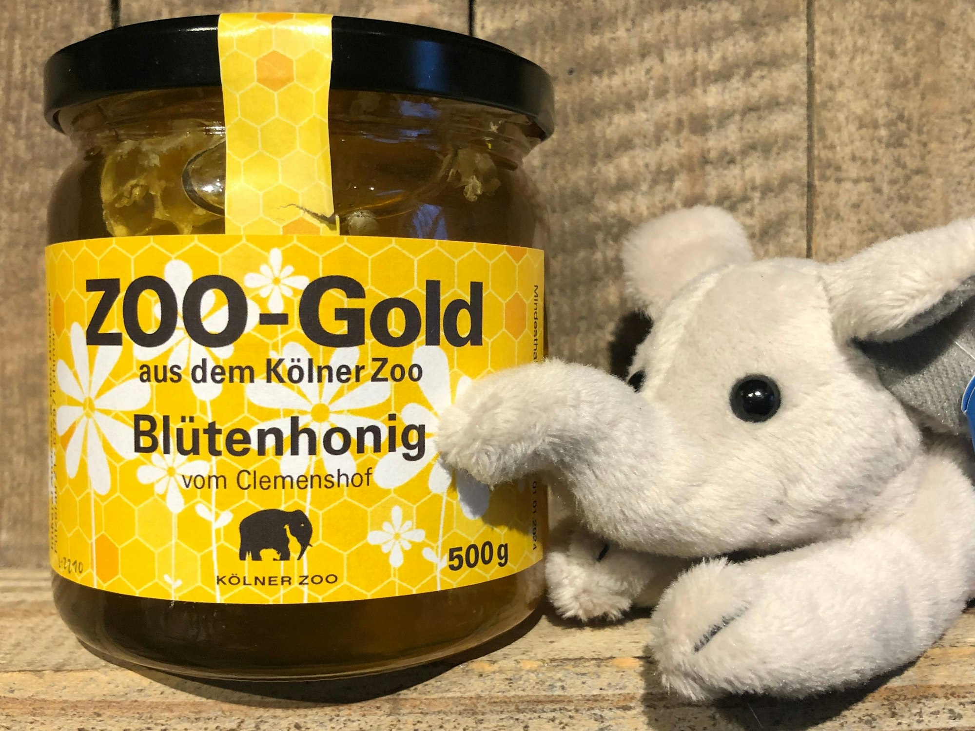 Zoo-Gold steht in schwarzen Buchstaben auf dem gelben Honig-Glas des Kölner Zoos