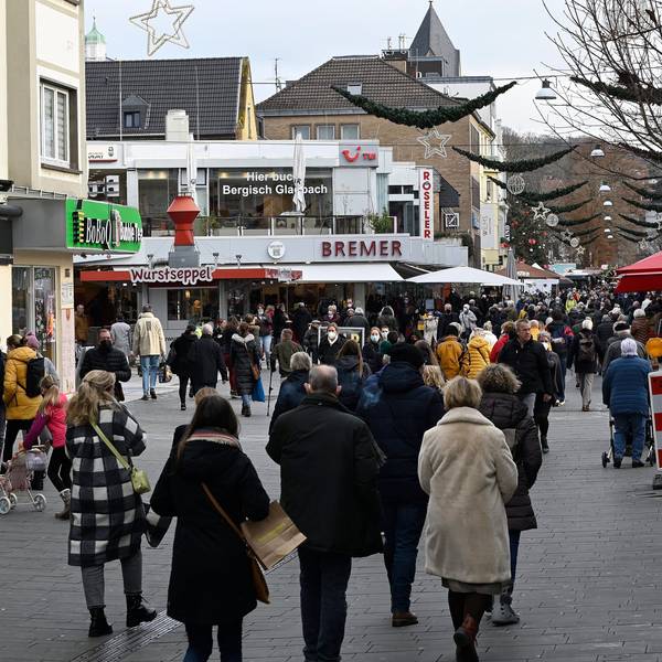 Menschen laufen durch die Einkaufsstraße in Bergisch Gladbach.