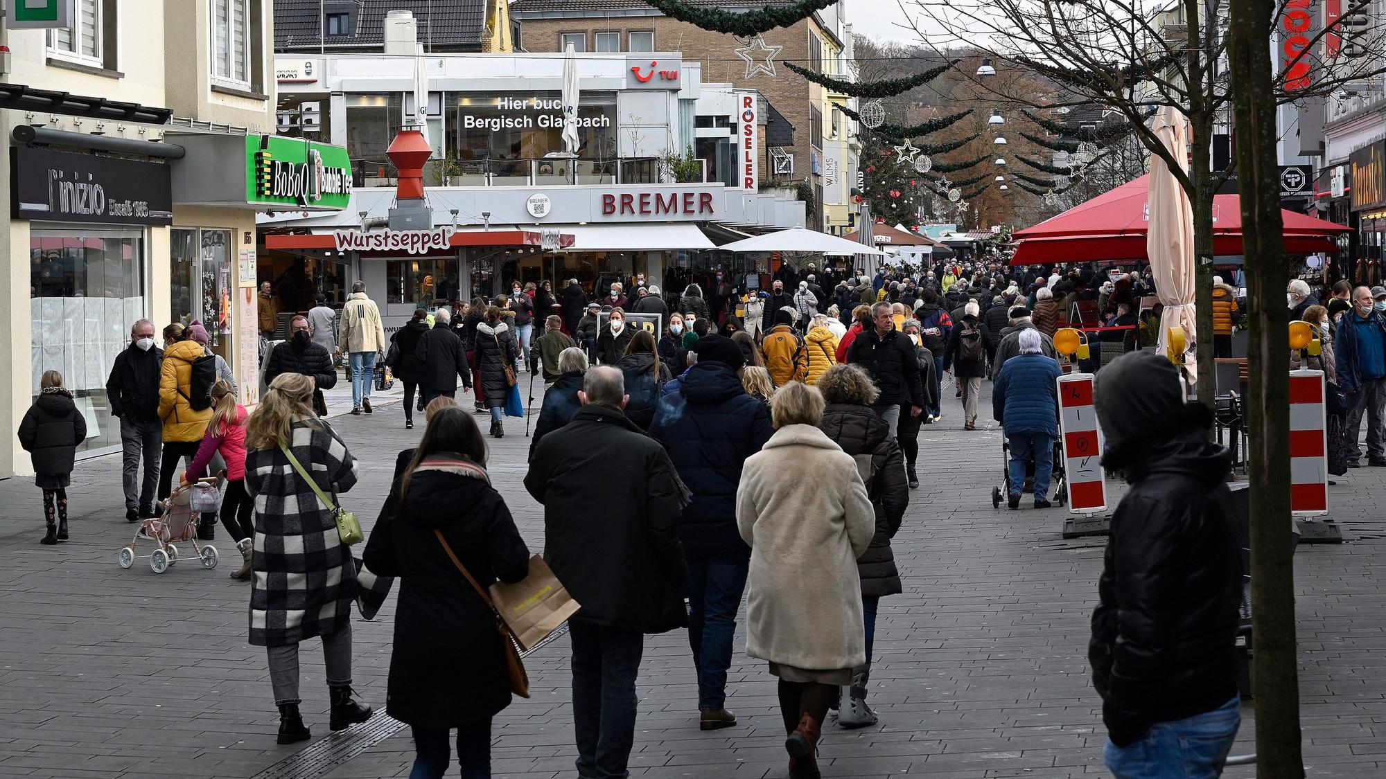 Menschen laufen durch die Einkaufsstraße in Bergisch Gladbach.