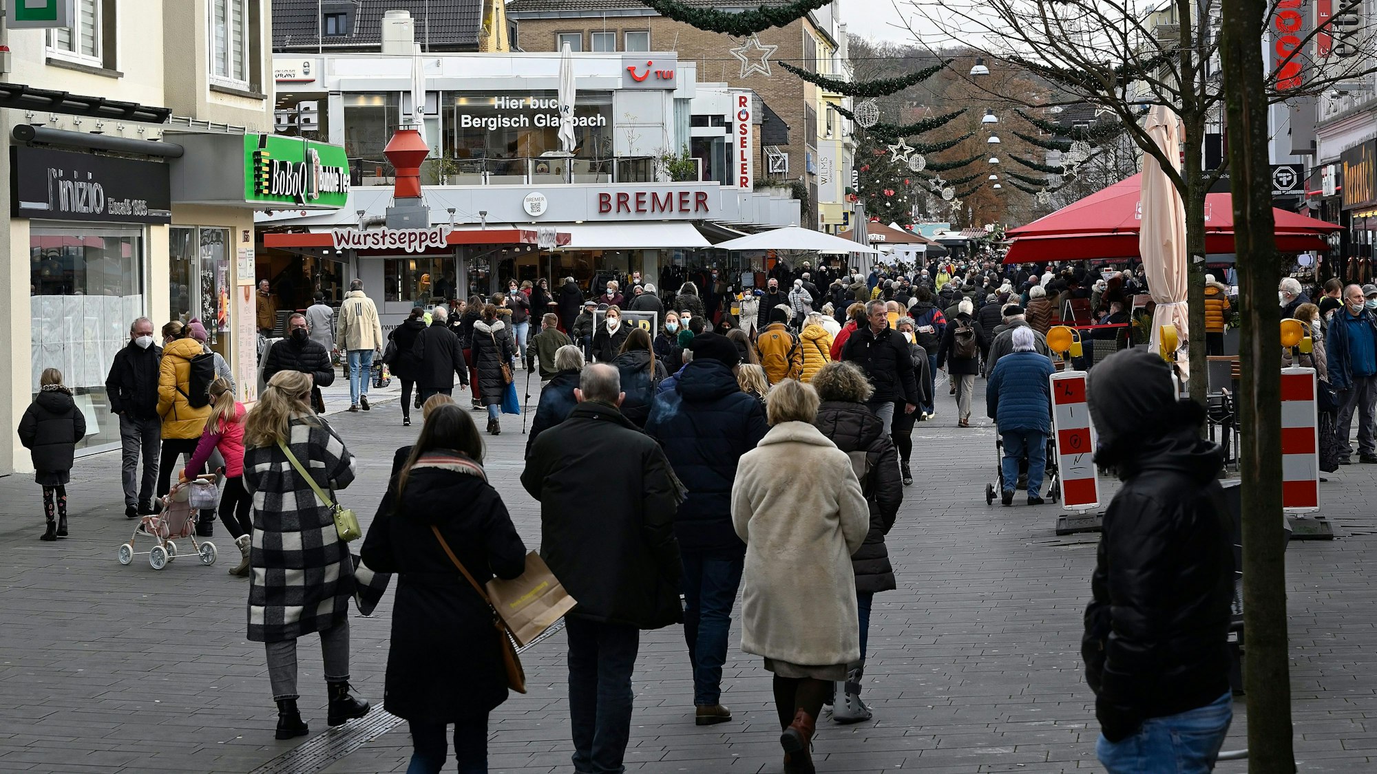 Menschen laufen durch die Einkaufsstraße in Bergisch Gladbach.