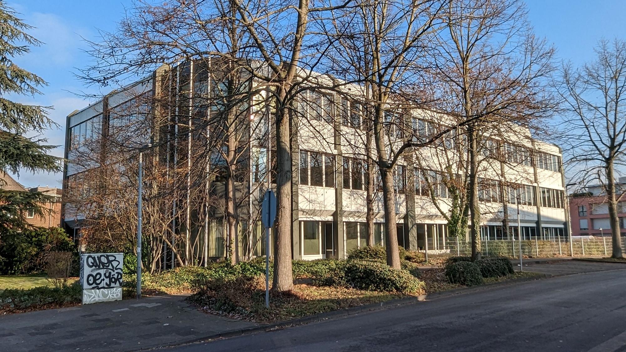 Das AOK-Gebäude an der Straße in Hürth.