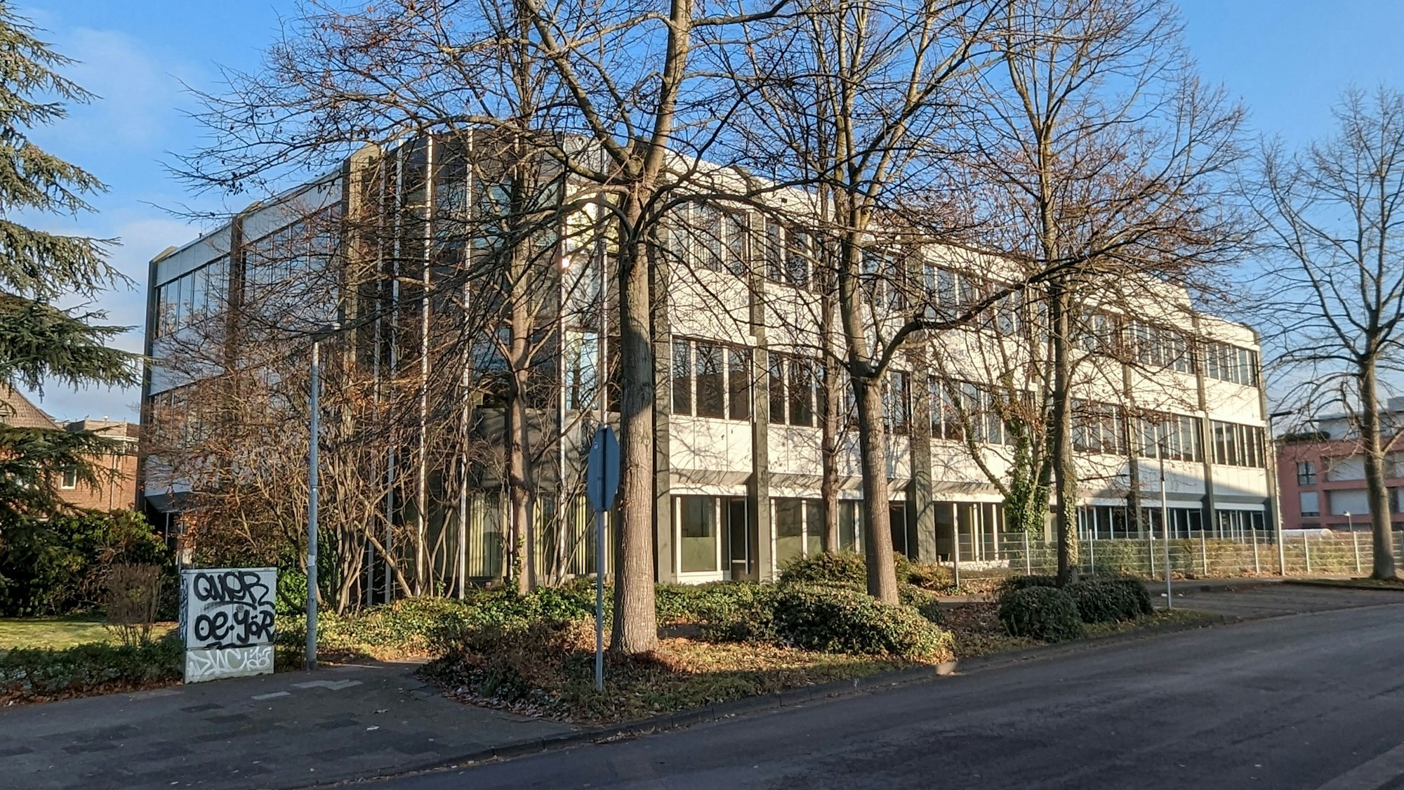 Das AOK-Gebäude an der Straße in Hürth.