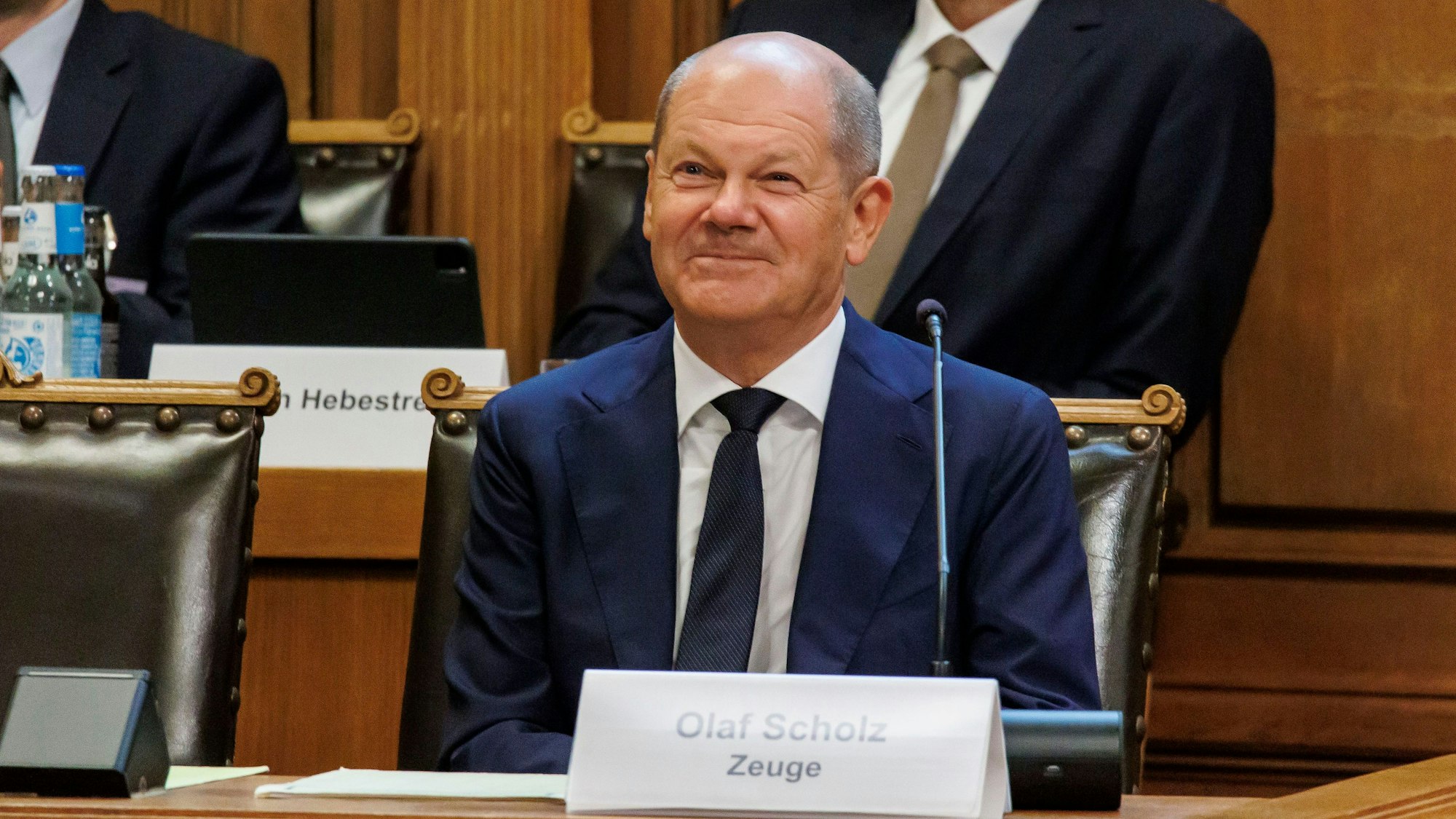 Bundeskanzler Olaf Scholz verbeugt sich, nachdem er vor dem Untersuchungsausschuss des Hamburger Landtags zur Affäre um die CumEx-Akten-Finanzbetrugsgeschäfte am 19. August 2022 in Hamburg, Deutschland, ausgesagt hat.