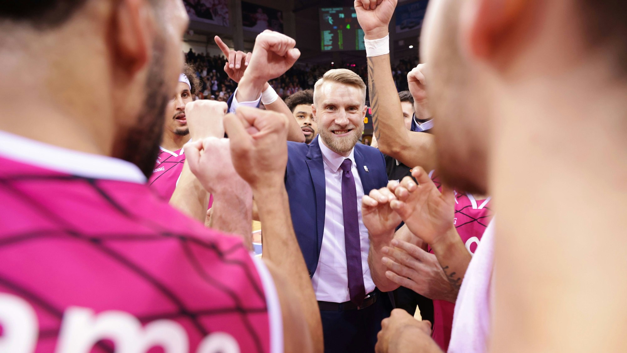 Trainer Tuomas Iisalo und Spieler der Telekom Baskets Bonn feiern nach dem Sieg gegen den FC Bayern München