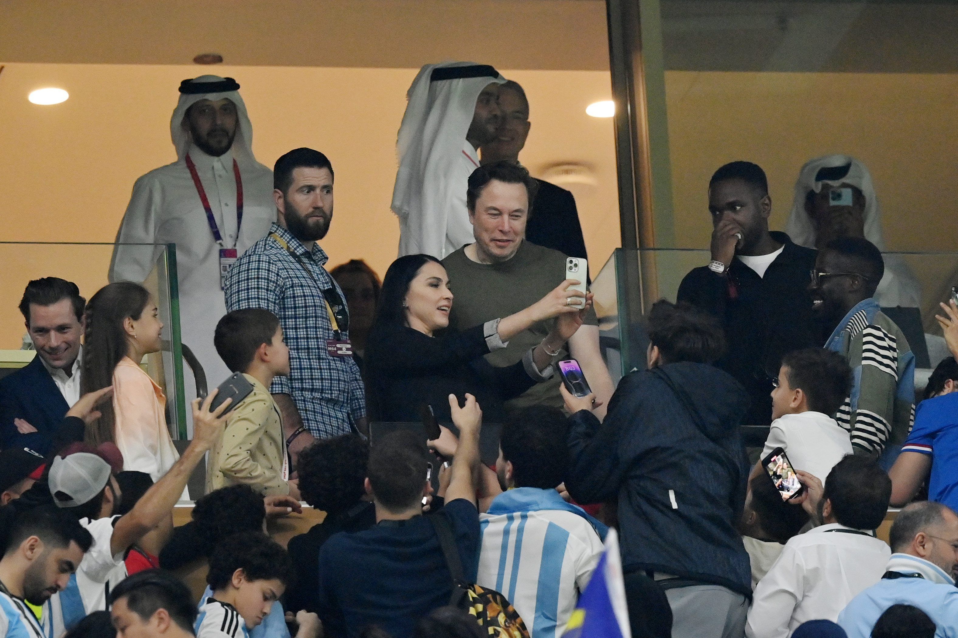 Elon Musk stand vor dem WM-Finale für Selfies mit Fans zur Verfügung.