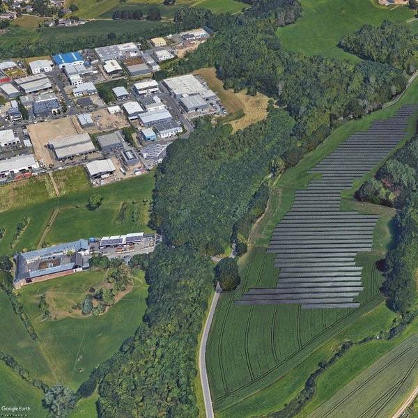 Die Visualisierung zeigt Solarmodule auf Grünland.