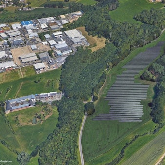 Die Visualisierung zeigt Solarmodule auf Grünland.