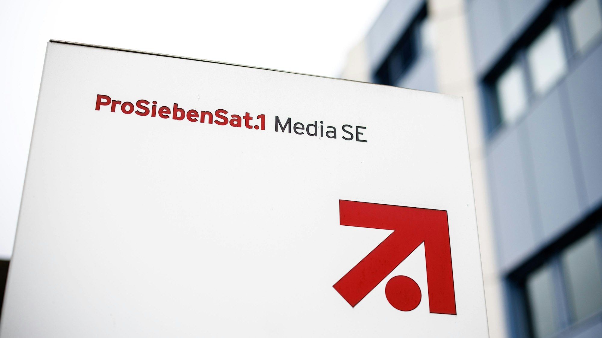 Das Logo und der Schriftzug der „ProSiebenSat.1 Media SE“ ist im Gewerbegebiet „Unterföhring Park“ an einer Säule vor einem Gebäude von ProSiebenSat.1 zu sehen.