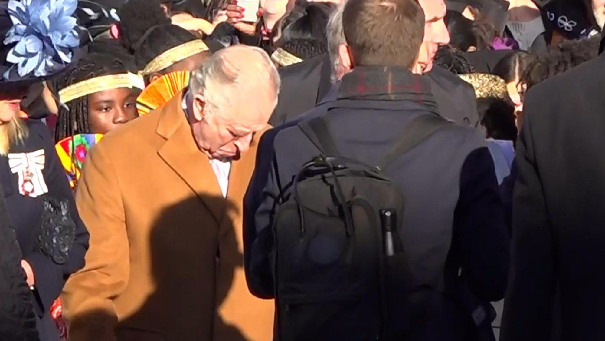 Bildschirmfoto aus einem PA-Video, das zeigt, wie Sicherheitsbeamte König Charles III. während eines Besuchs in Luton von der Menge wegführen, als er sich mit Bürgern trifft.