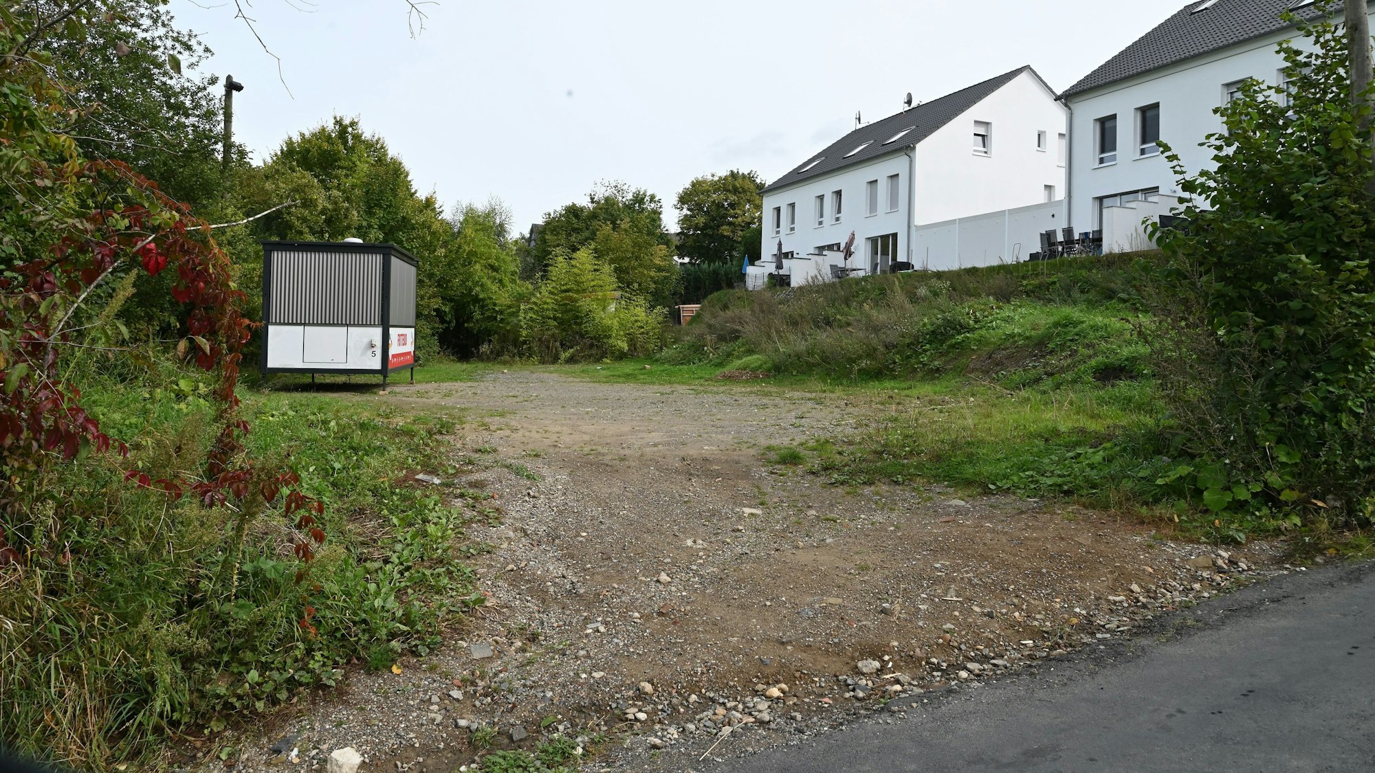 Ein Platz neben Wohnbebauung im Bergisch Gladbacher Stadtteil Romaney.
