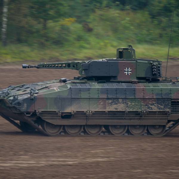 Ein Schützenpanzer vom Typ Puma fährt bei der Vorbereitung zu einer Informationslehrübung über einen Übungsplatz.