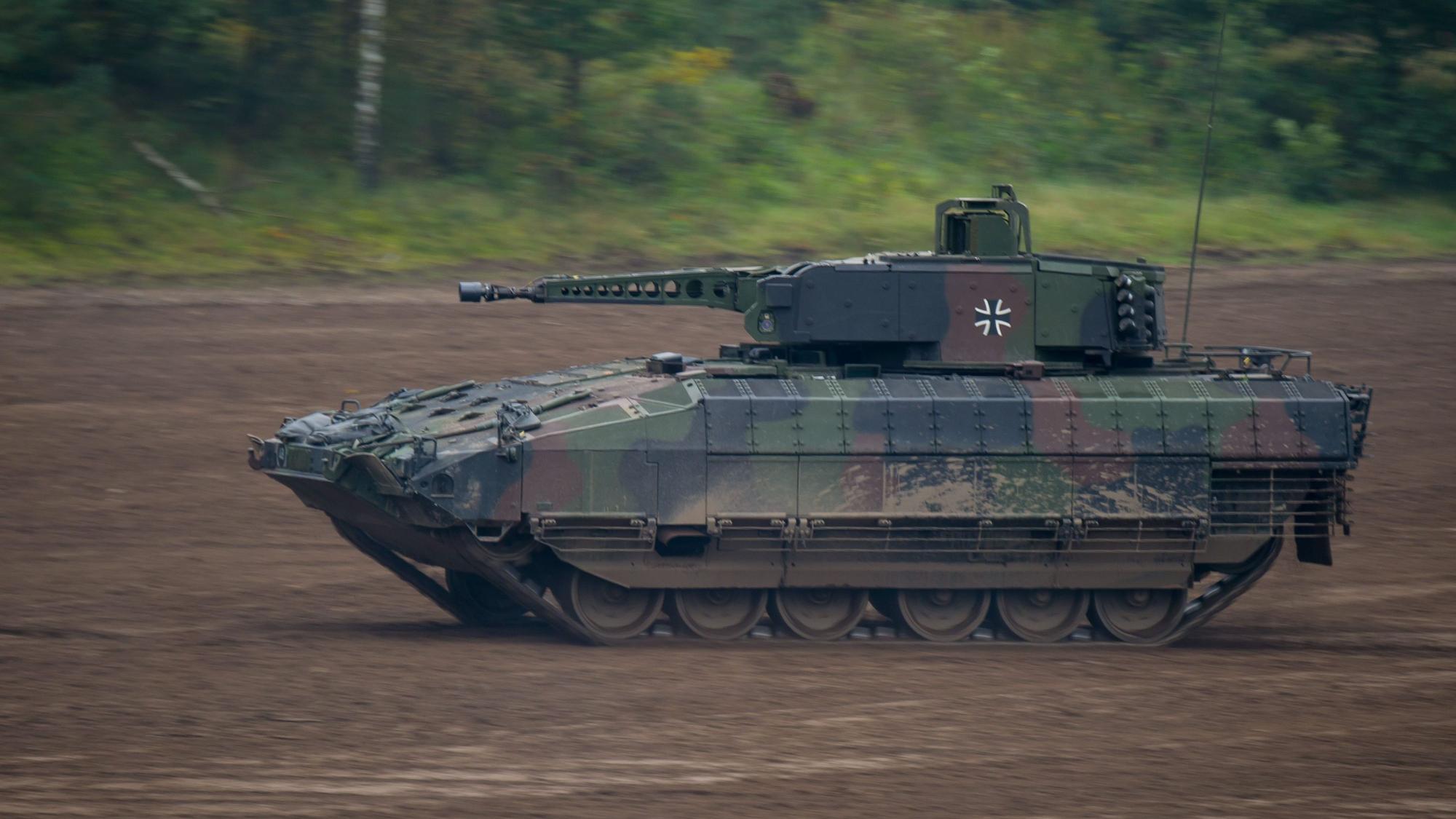 Ein Schützenpanzer vom Typ Puma fährt bei der Vorbereitung zu einer Informationslehrübung über einen Übungsplatz.