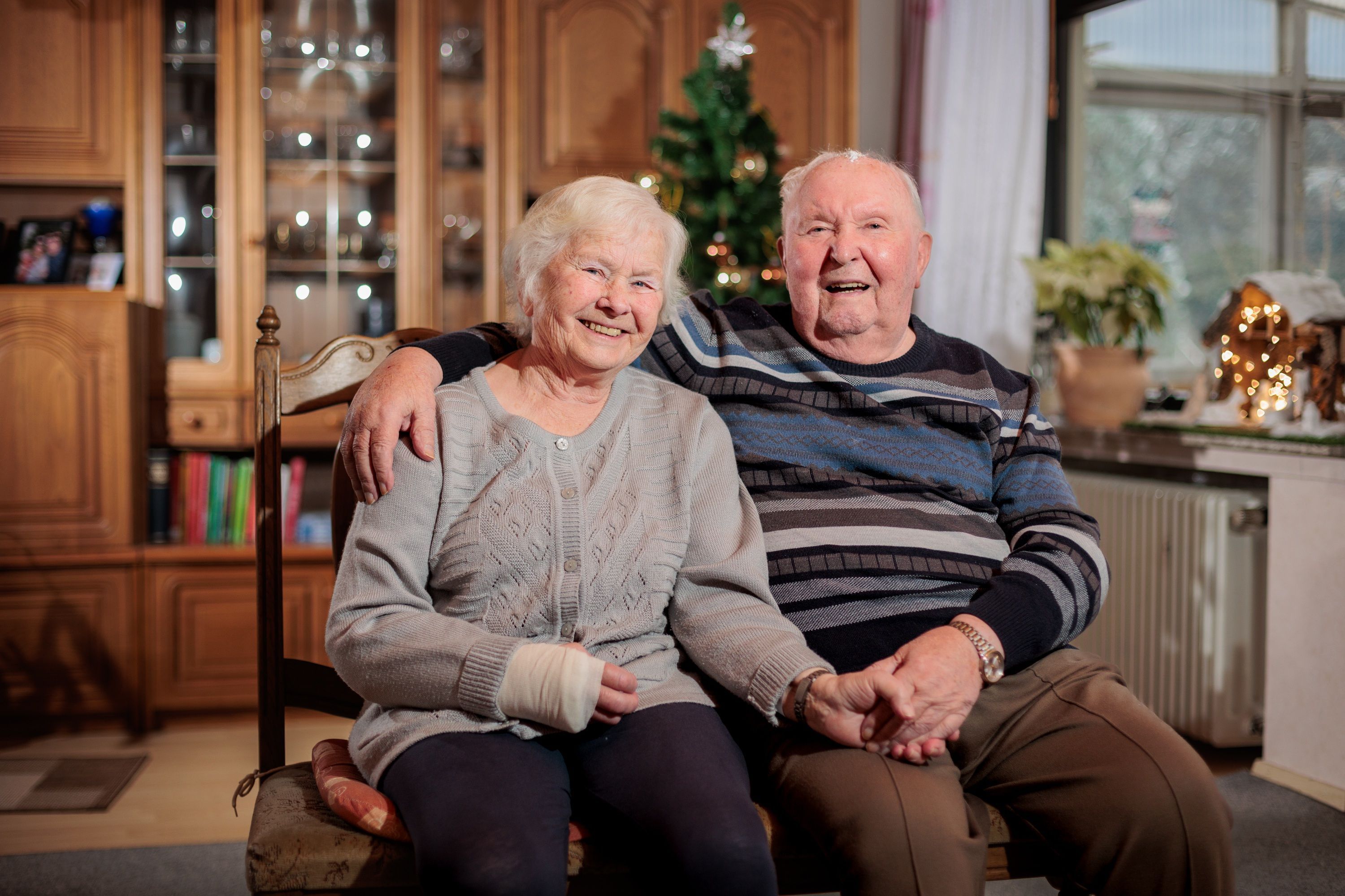 Irmtraud und Helmut Thieme sitzen im Wohnzimmer ihres Eigenheims in Reichshof-Wolfkammer nebeneinander. Das Ehepaar feiert Eiserne Hochzeit.