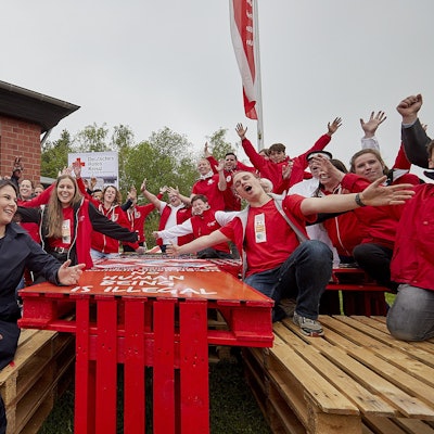 Außenministerin Annalena Baerbock beim Weltrotkreuztag auf Burg Vogelsang in der Eifel mit jungen Rotkreuzlern.
