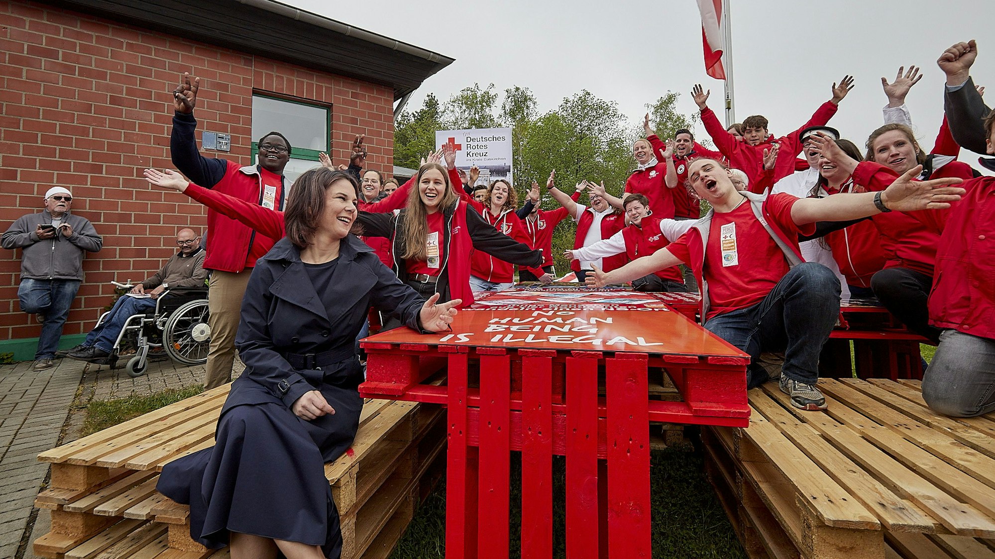 Außenministerin Annalena Baerbock beim Weltrotkreuztag auf Burg Vogelsang in der Eifel mit jungen Rotkreuzlern.
