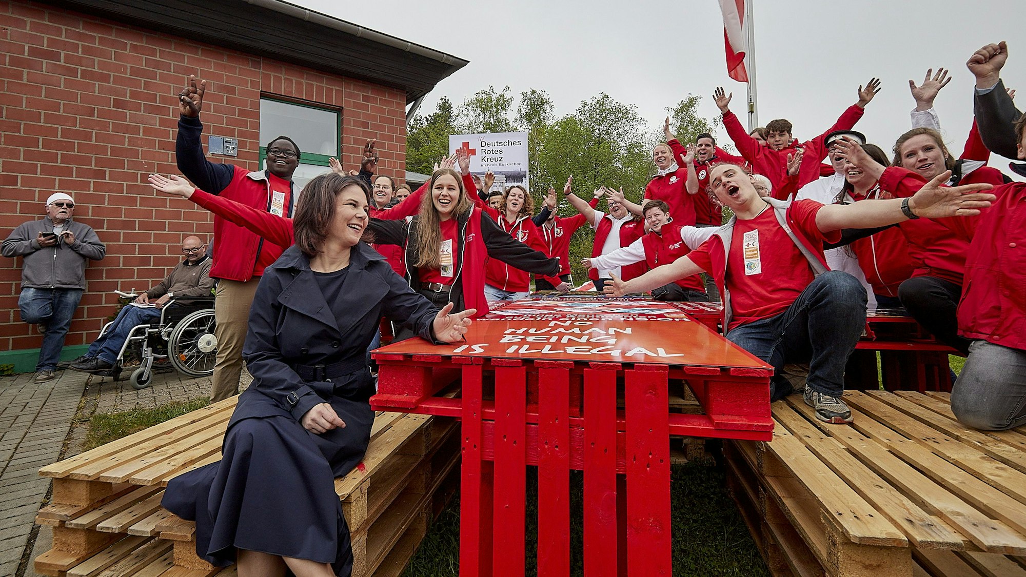Außenministerin Annalena Baerbock beim Weltrotkreuztag auf Burg Vogelsang in der Eifel mit jungen Rotkreuzlern.