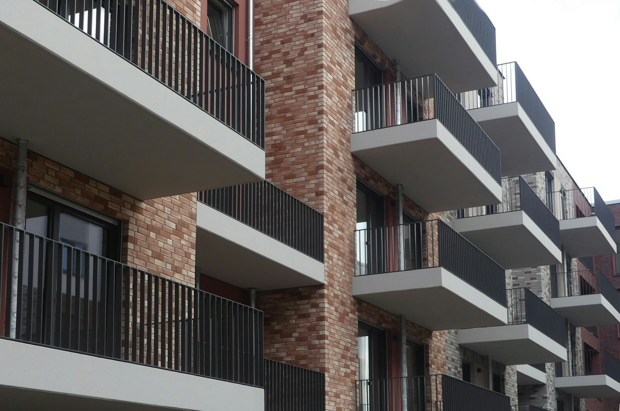 Das Kwartierwerk von außen: Viel Klinker und jede Menge Balkone prägen die Fassaden.