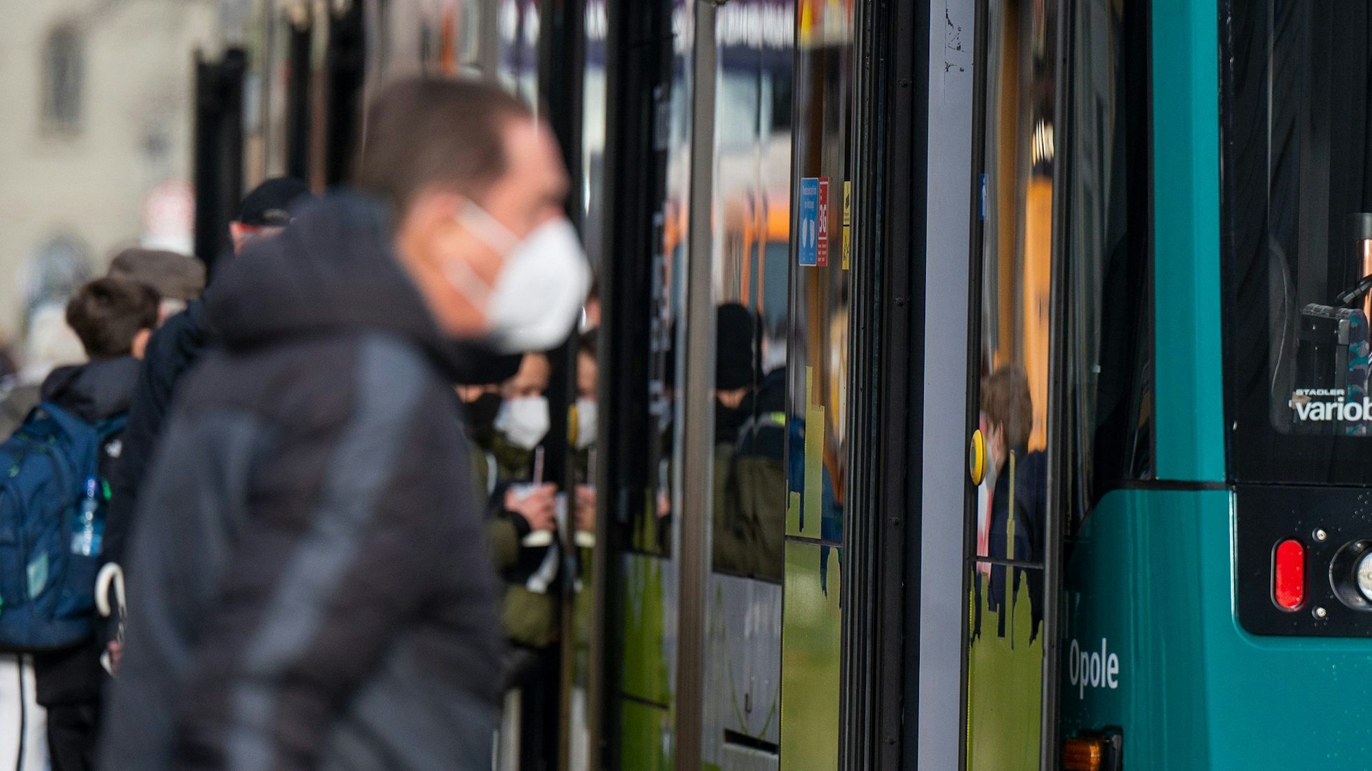 Touristen müssen auf der Urlaubsinsel Mallorca weiter ihre Tickets für Busse, Straßenbahnen und Züge zahlen - im Gegensatz zu den etwa 900.000 Mallorquinern. (Symbolbild)