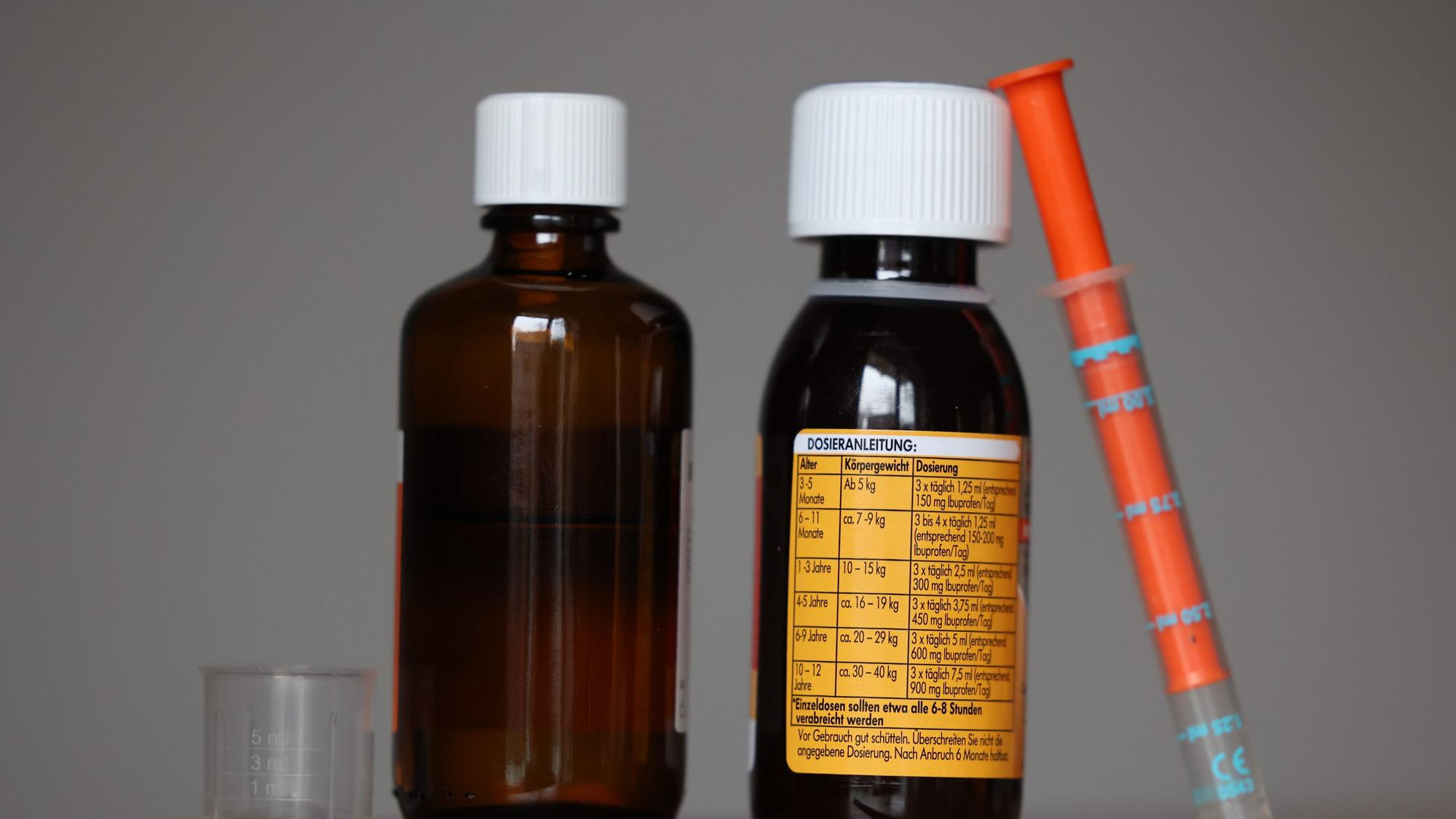 Fiebersäfte für Kinder, links mit dem Wirkstoff Paracetamol, rechts mit dem Wirkstoff Ibuprofen